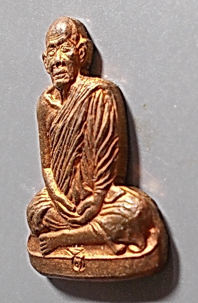 เหรียญปั๊มรูปเหมือนตัดชิด (ครึ่งซีก) พระอาจารย์นอง วัดทรายขาว ปี 2538