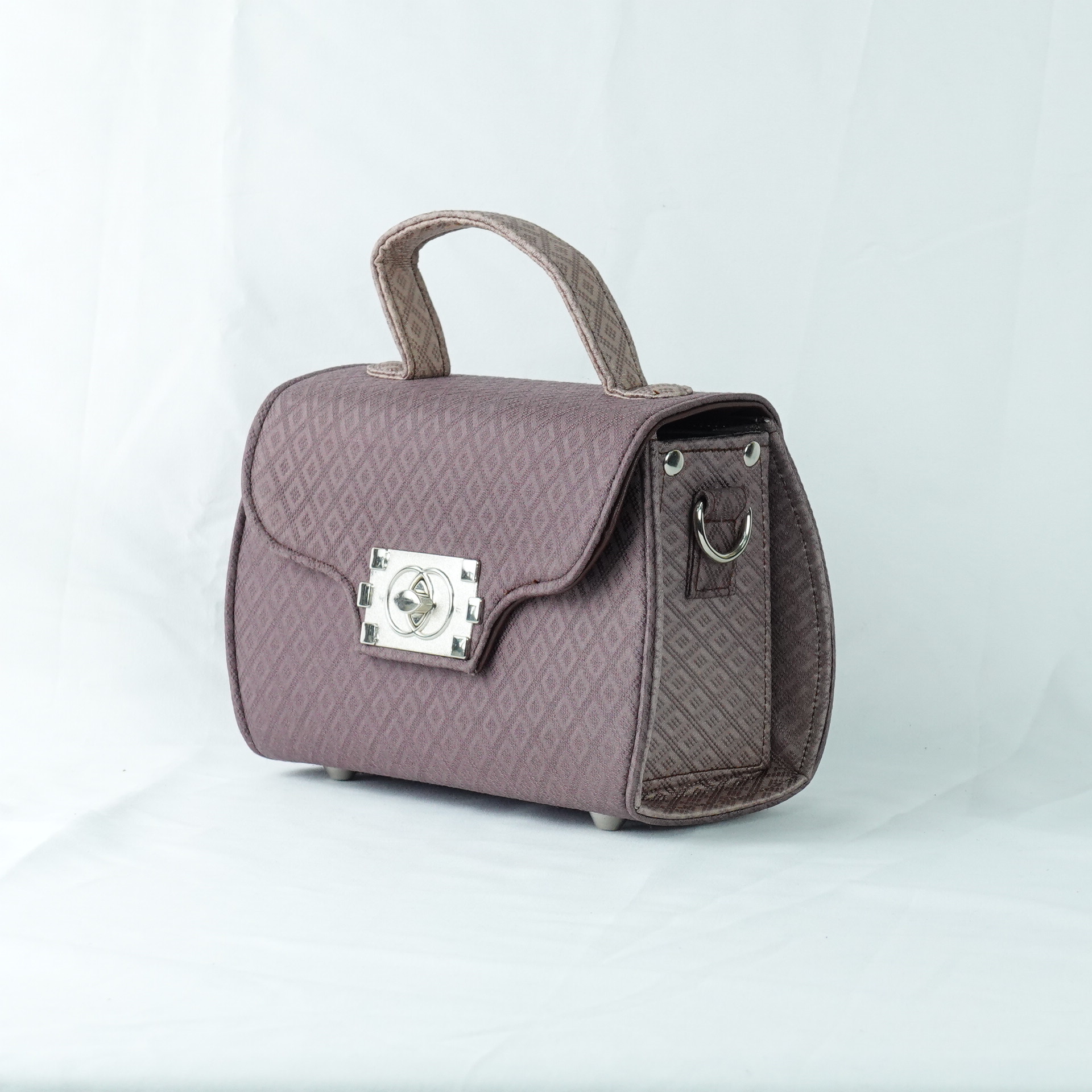 กระเป๋าถือผ้าไหมทรงกล่องฝาพับ ขนาด 21x13x10ซม.ความสูงหูจับ 7ซม. สีน้ำตาล รหัส GLA-TT-060468143