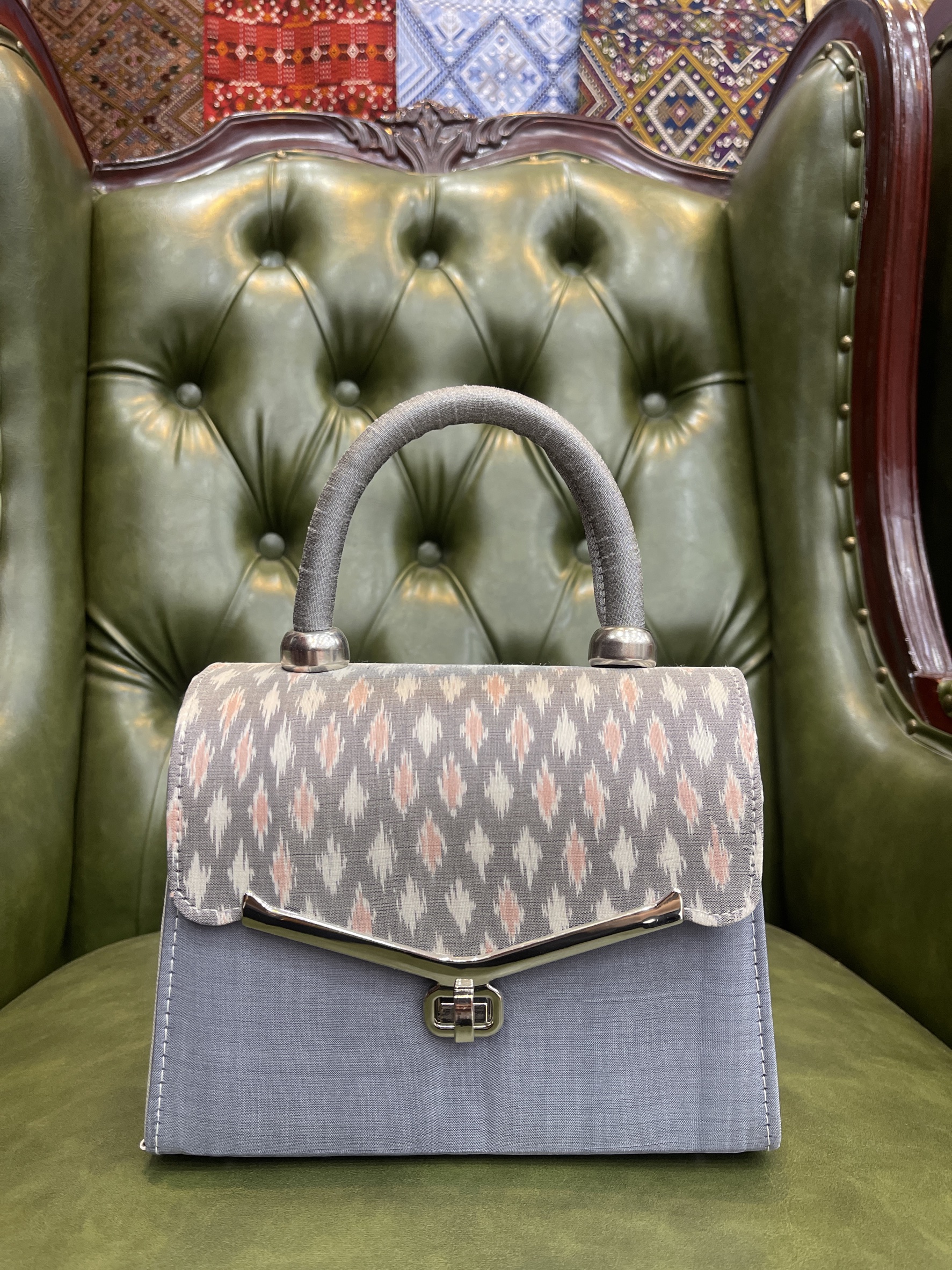 กระเป๋าถือ ไหมมัดหมี่ ขนาด 8x6นิ้ว.สีเทา รหัส GLA-BM-1025681