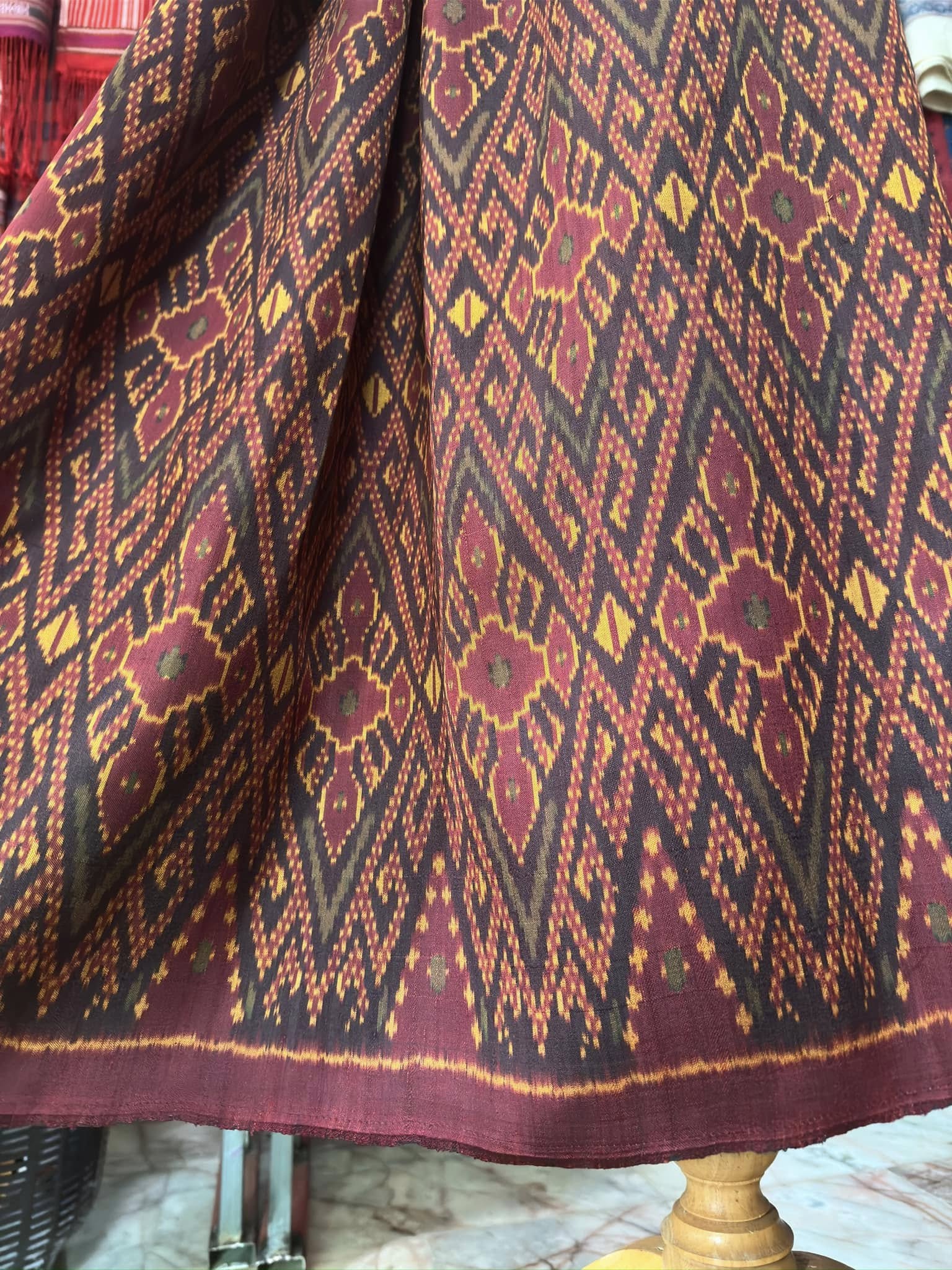 ซิ่น พระตะบอง ผ้าจามทอสามตะกอ ขนาด 110x170ซม พื้นสีม่วงเข้ม รหัส N9-SIL-AJ16