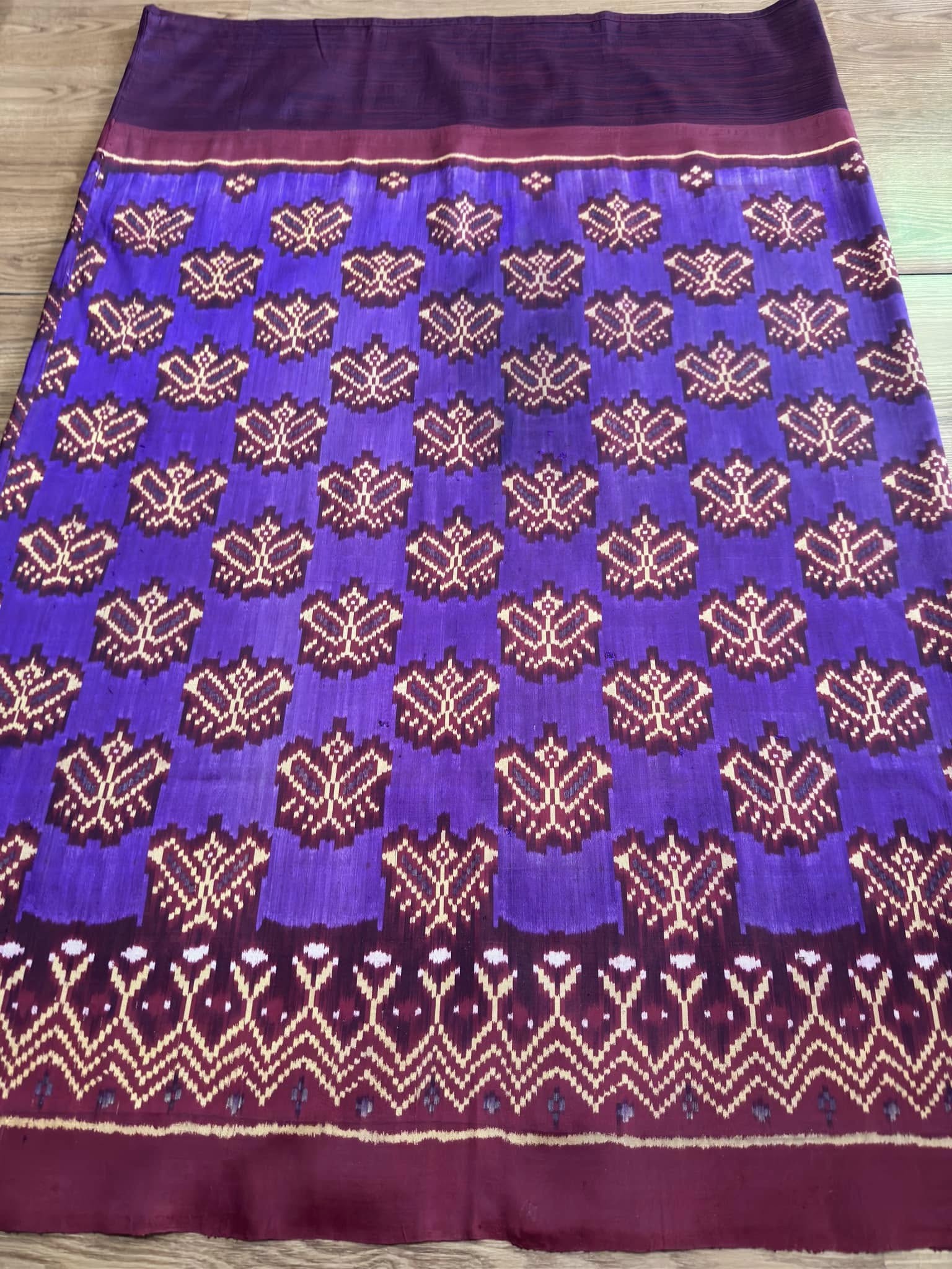 ซิ่น พระตะบอง ผ้าจามทอสามตะกอ ขนาด 115x155ซม พื้นสีม่วง รหัส N9-SIL-AJ23