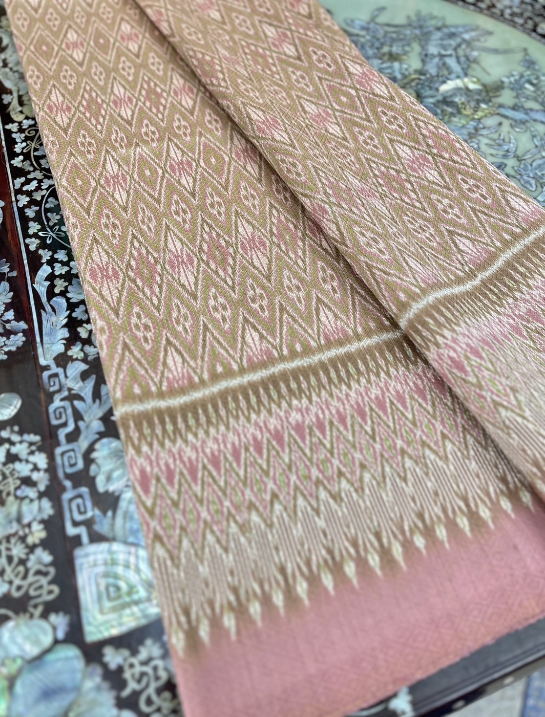 ซิ่น ผ้าไหมมัดหมี่ทอยกดอก 6ตะกอ ยกดอกลูกแก้ว สีธรรมชาติ ขนาด1x2เมตร ลายดอกมะเขือ พื้นสีน้ำตาลกะปิ รหัส L1-ST-050168172