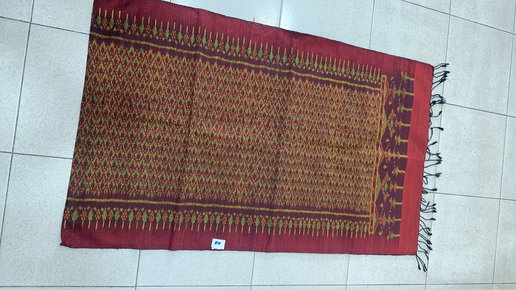 ผ้าคลุมไหล่ ผ้าไหมทอยกดอก ขนาด 60x200ซม.ลายมัดหมี่ มีหน้านางชายครุย พื้นสีแดง รหัส L5A-AA-04046800