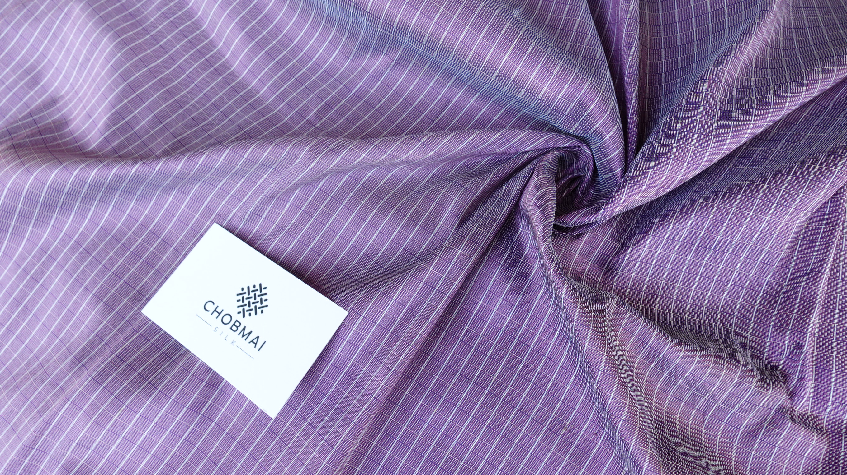 ผ้าไหมลายเกล็ดเต่า ไหมแท้ สีม่วง ตัดขายเป็นเมตร รหัส R1D-76-P3918