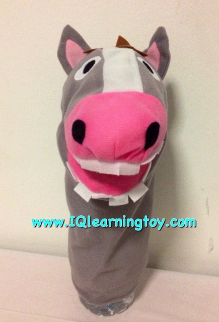 Horse-Sound เป็นหุ่นมือตุ๊กตาหัวสัตว์รูปม้า เมื่อสวมใส่มือแล้วขยับปากบีบแล้วมีเสียง ใช้ประกอบการสอนหรือใช้เพื่อเสริมในกิจกรรมต่างๆ ให้สนุกสนานมากขึ้น