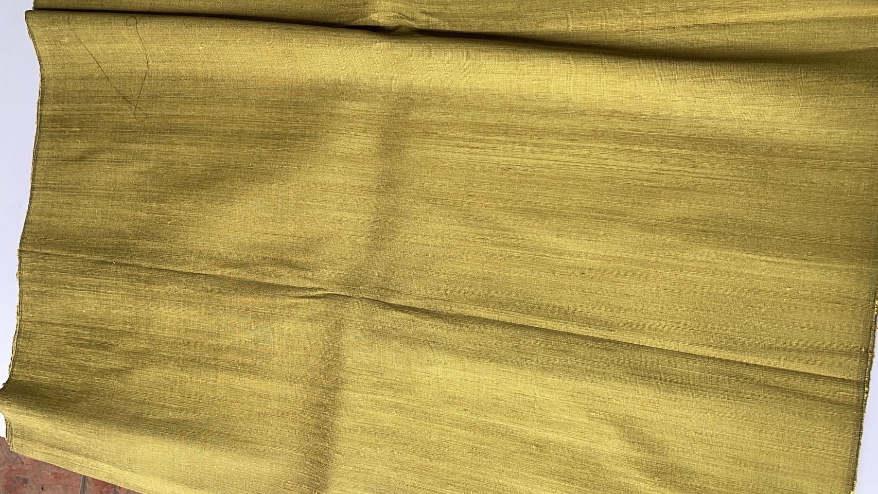 ผ้าไหมสีพื้น ไหมลืบเนื้อหยาบหนา ไหมแท้มีขี้ไหม สีเหลืองสบู่เลือด (ราคาต่อเมตร) รหัส D-76-P4455