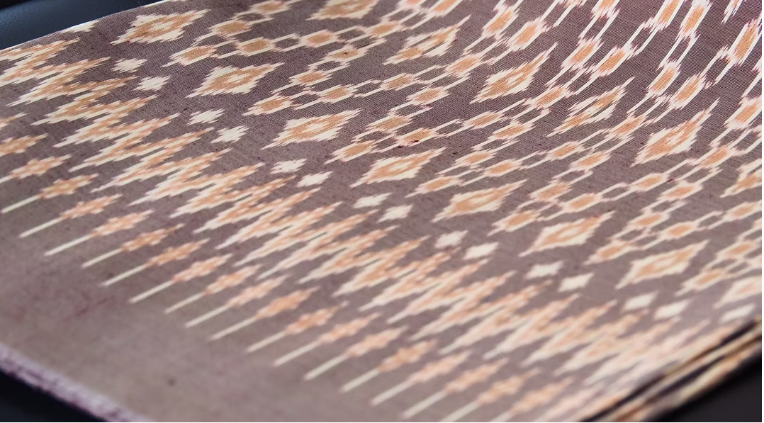 ซิ่น ผ้าไหมมัดหมี่ ไหมบ้าน ขนาด 1x2หลา พื้นสีน้ำตาล รหัส CISP-CT-102528