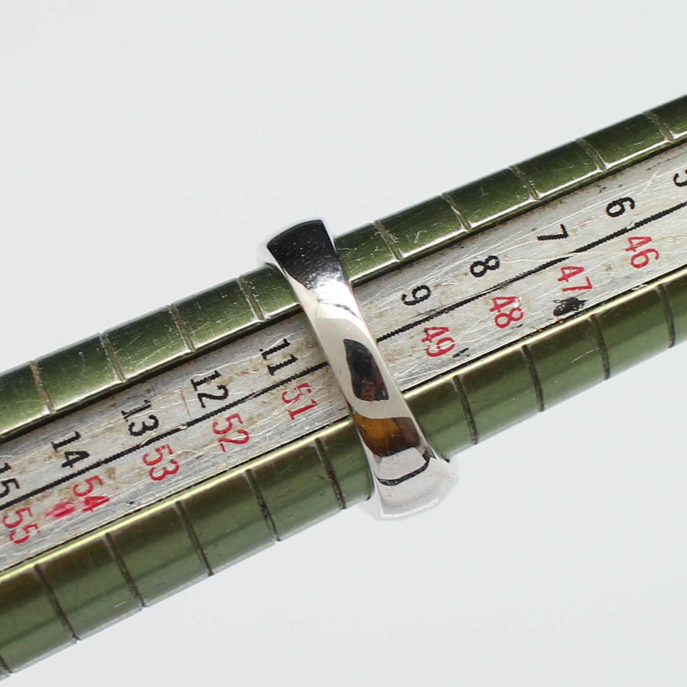 RG250093 แหวนเพชรทรงไข่ 1.15 กะรัต ล้อมเพชรแท้ 10 เม็ด 0.30 กะรัต และ 12 เม็ด 0.24 กะรัต ทองแท้ 90% ชุบขาว นน.รวม 7.5 กรัม ขนาดแหวน 50