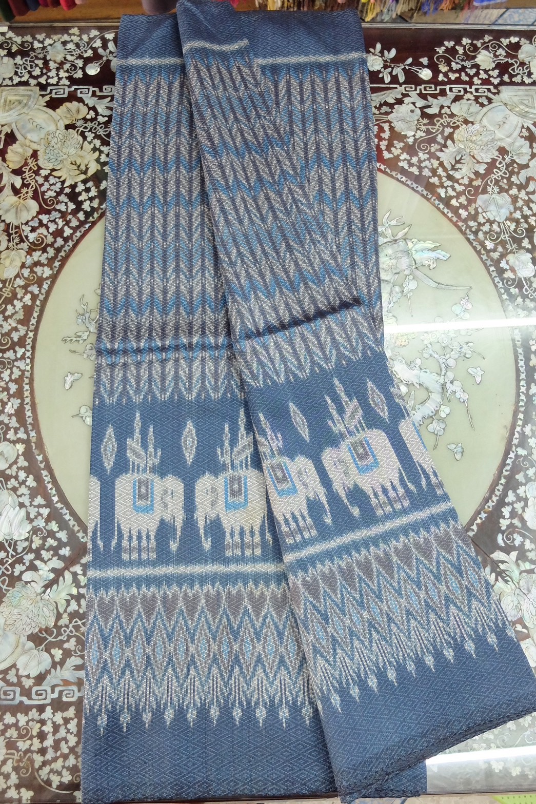 ซิ่น ผ้าไหมมัดหมี่ทอยกดอก 6ตะกอ ขนาด 1x2เมตร ลายโฮลเชิงช้าง สีฟ้าเทาคราม รหัส L9A-ST-0919671