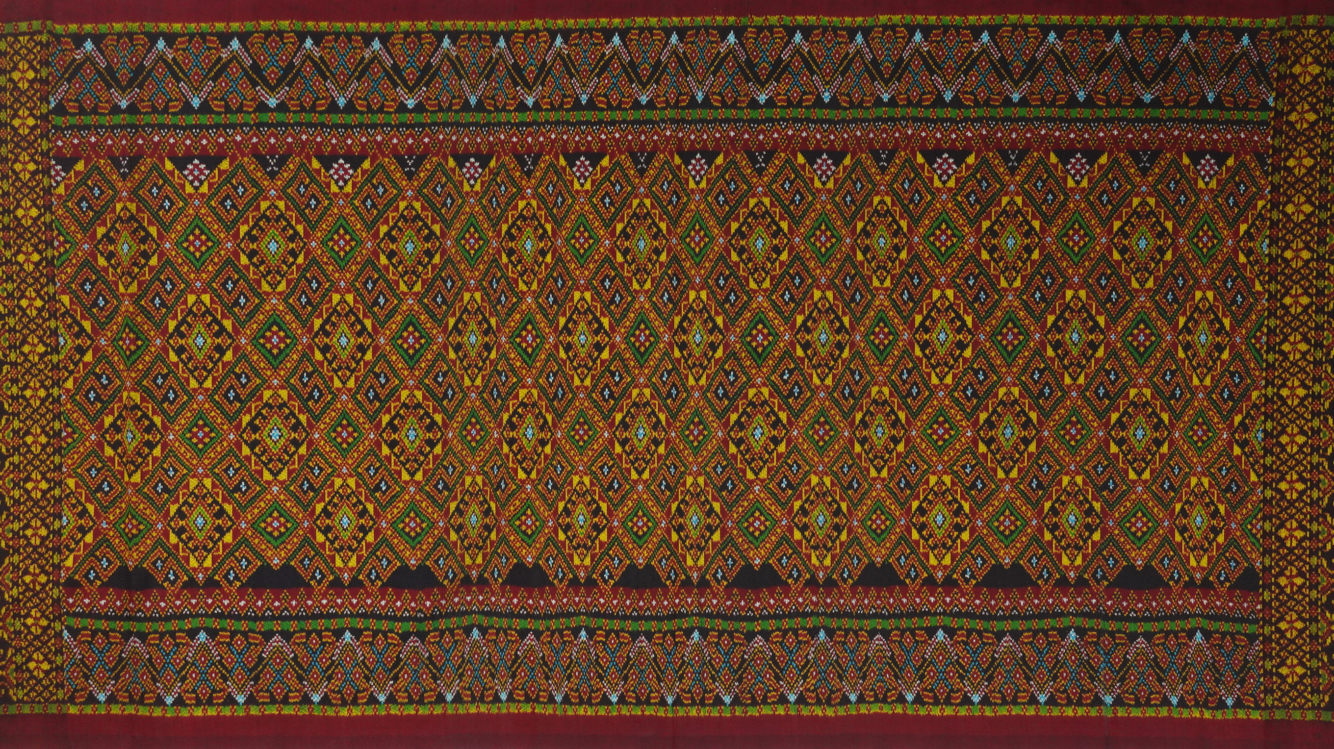 ซิ่น ผ้าไหมมัดหมี่ 6ตะกอ มีหน้านาง ชายครุย ขนาด 1x2เมตร ลายขอล้อมเพชร พื้นสีแดงเม็ดมะขาม รหัส L9A-ME-66-0820678