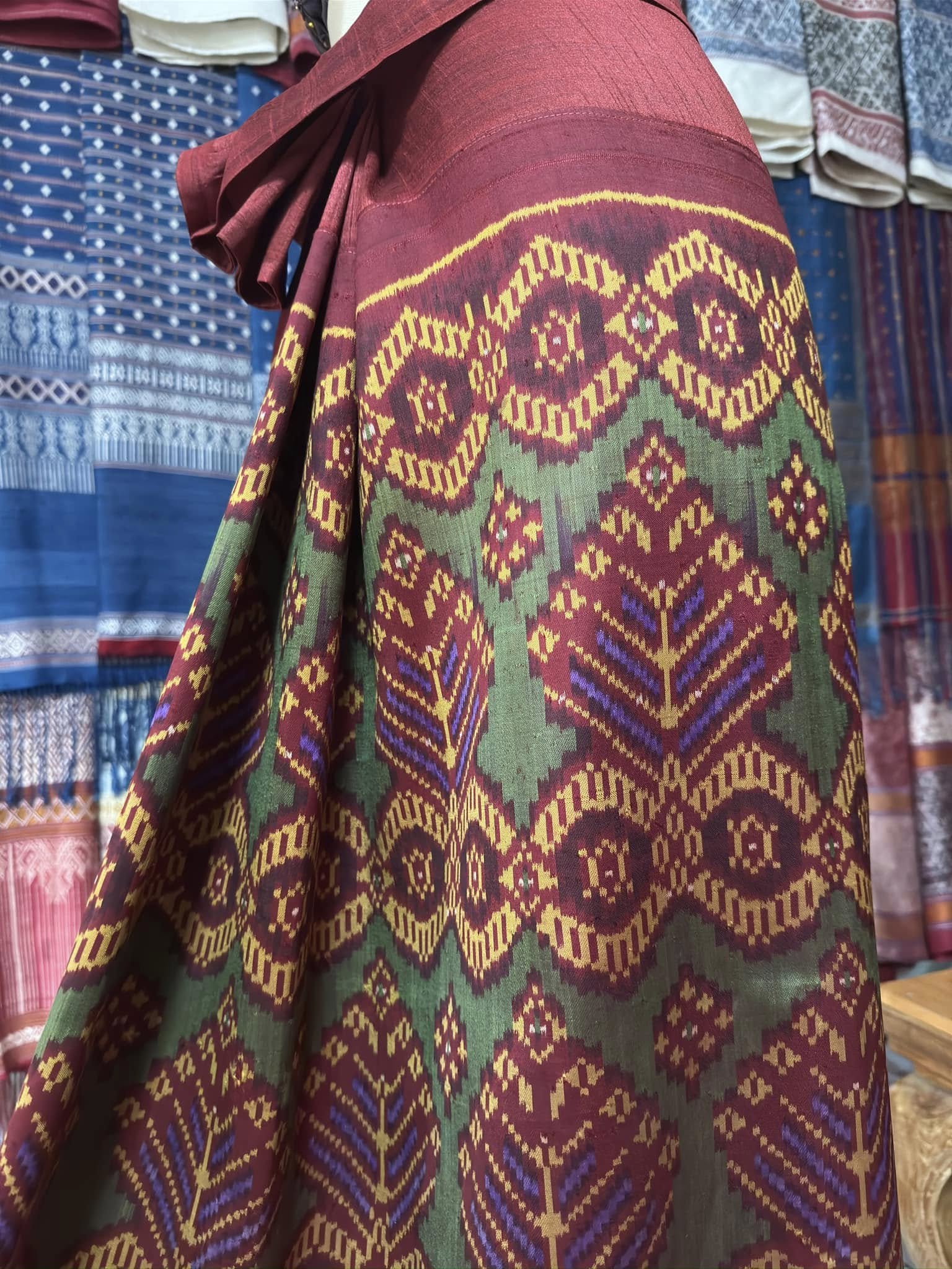 ซิ่น พระตะบอง ผ้าจามทอสามตะกอ ขนาด 112x160ซม สีแดง รหัส N9-SIL-AJ13