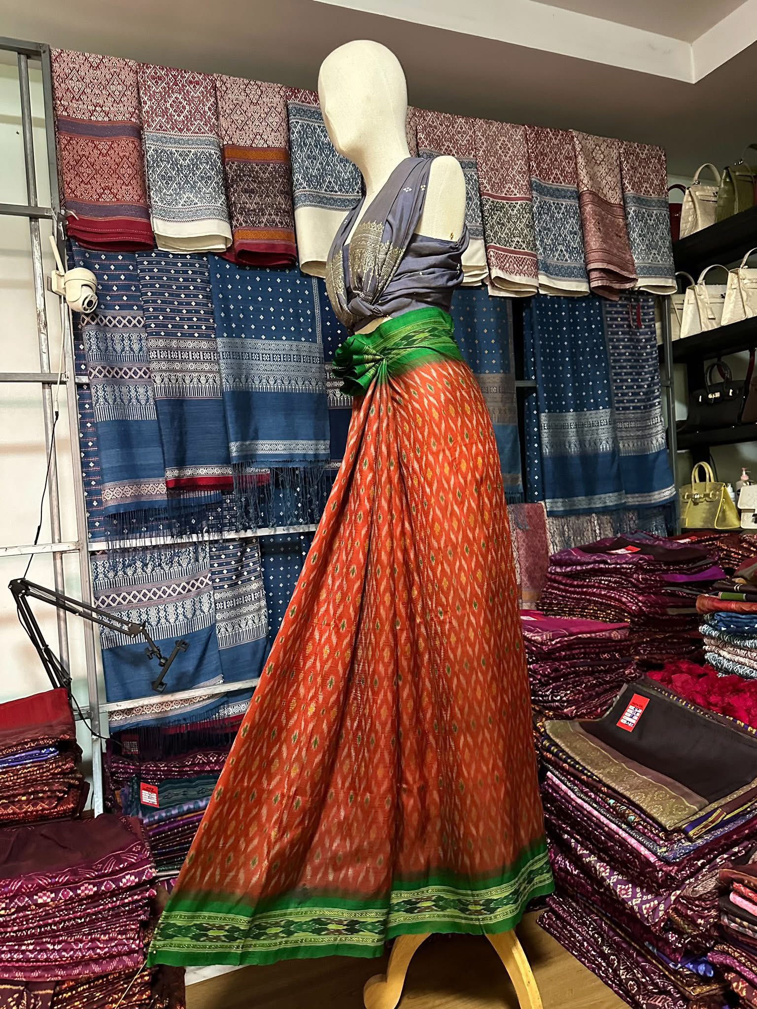 ซิ่น ไหมมัดหมี่ ผ้าปาโตล่า ขนาด 116x210ซม. พื้นสีส้มเชิงเขียว รหัส N9-SIL-051768A5