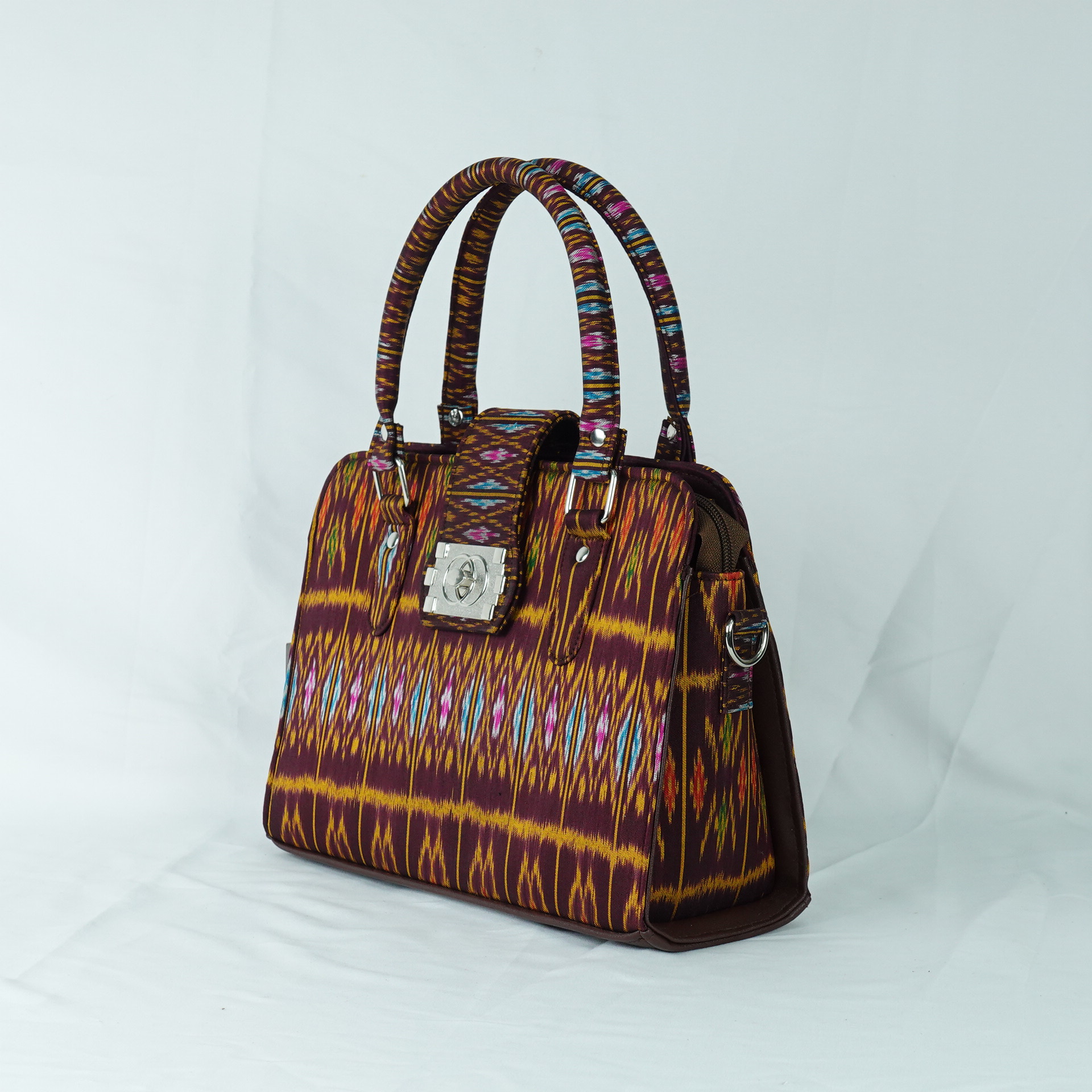 กระเป๋าถือผ้าไหม ทรงสีเหลี่ยม ขนาด 10.5x28x20ซม. ความสูงหูจับ 34 ซม. ลายนางสนม สีน้ำตาล รหัส GLA-TT-06036813