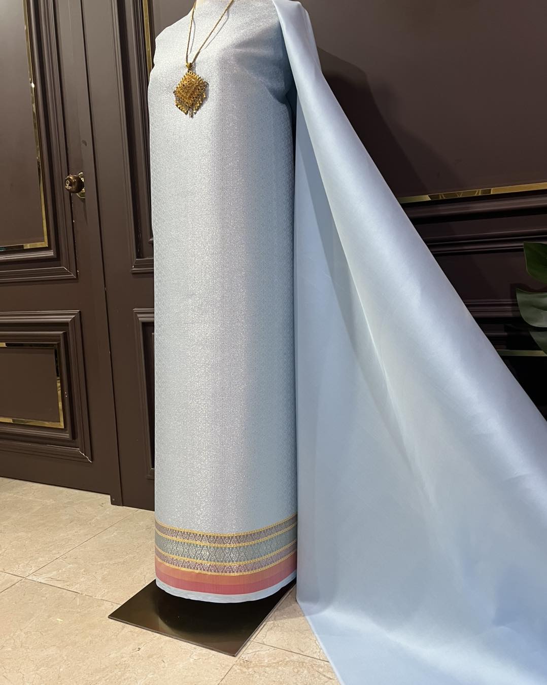 (ผ้าชุด)ผ้าไหมยกดอกลำพูน ขนาด 1.02x4.46เมตร ลายพิกุลโบราณ พื้นสีฟ้าพลาสเทล รหัส N90-29-1023681