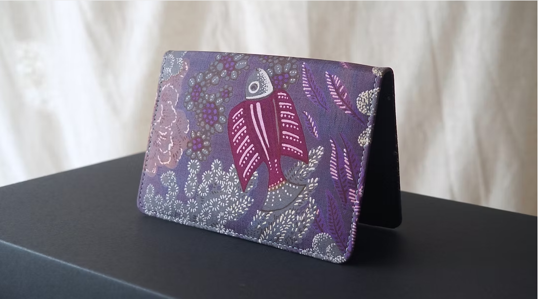 ซองใส่พาสปอร์ต ขนาด 3x9.5x8 cm.ลายปลา สีม่วง GL-CT-103434