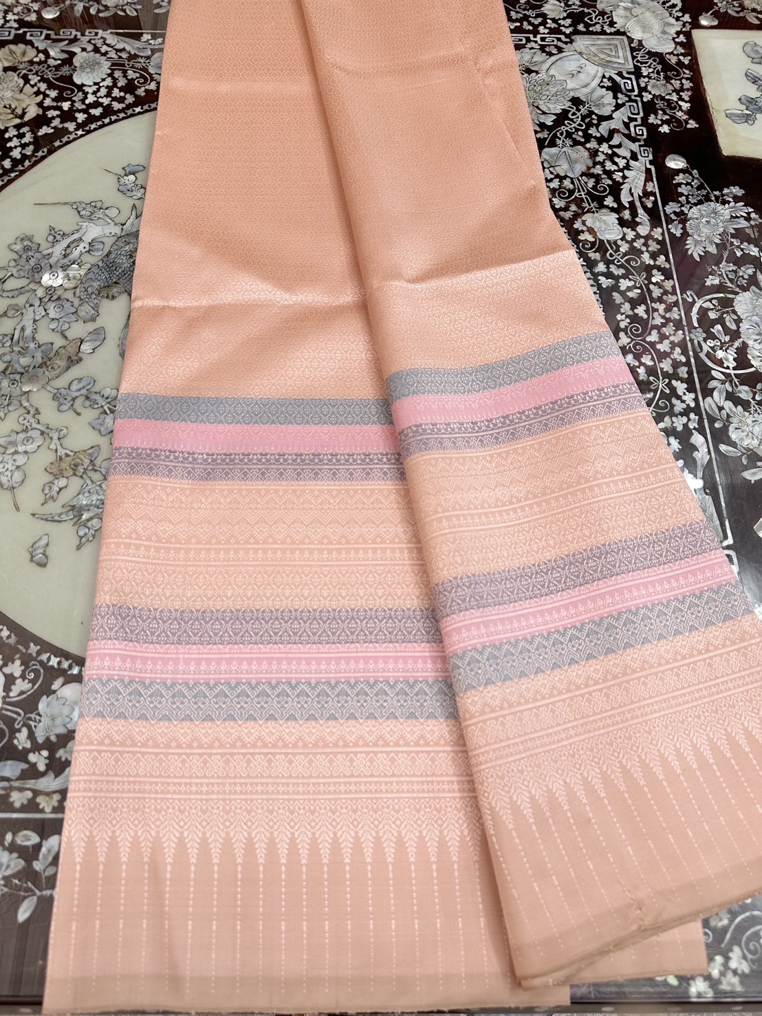 ซิ่น ผ้าไหมยกสุรินทร์ ไหมแท้ 32ตะกอ ไหมแท้100% ขนาด 1x2เมตร สีชมพู สีโอรส รหัส N11-ST-1126709