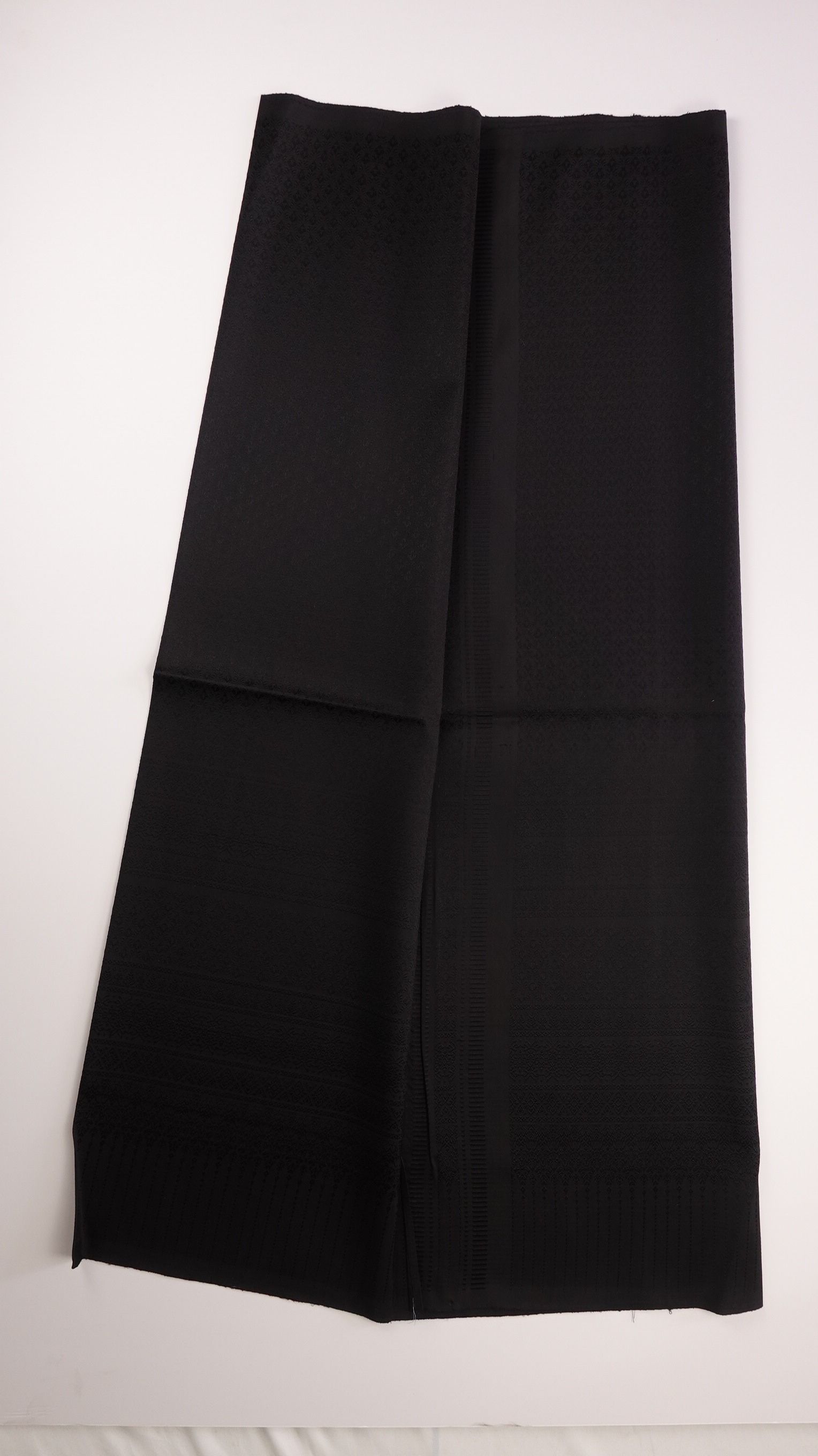 ซิ่น ผ้าไหมยกสุรินทร์ ขนาด 1x2เมตร ลายนกยูง สีดำสนิท รหัส N11-NY-0902672