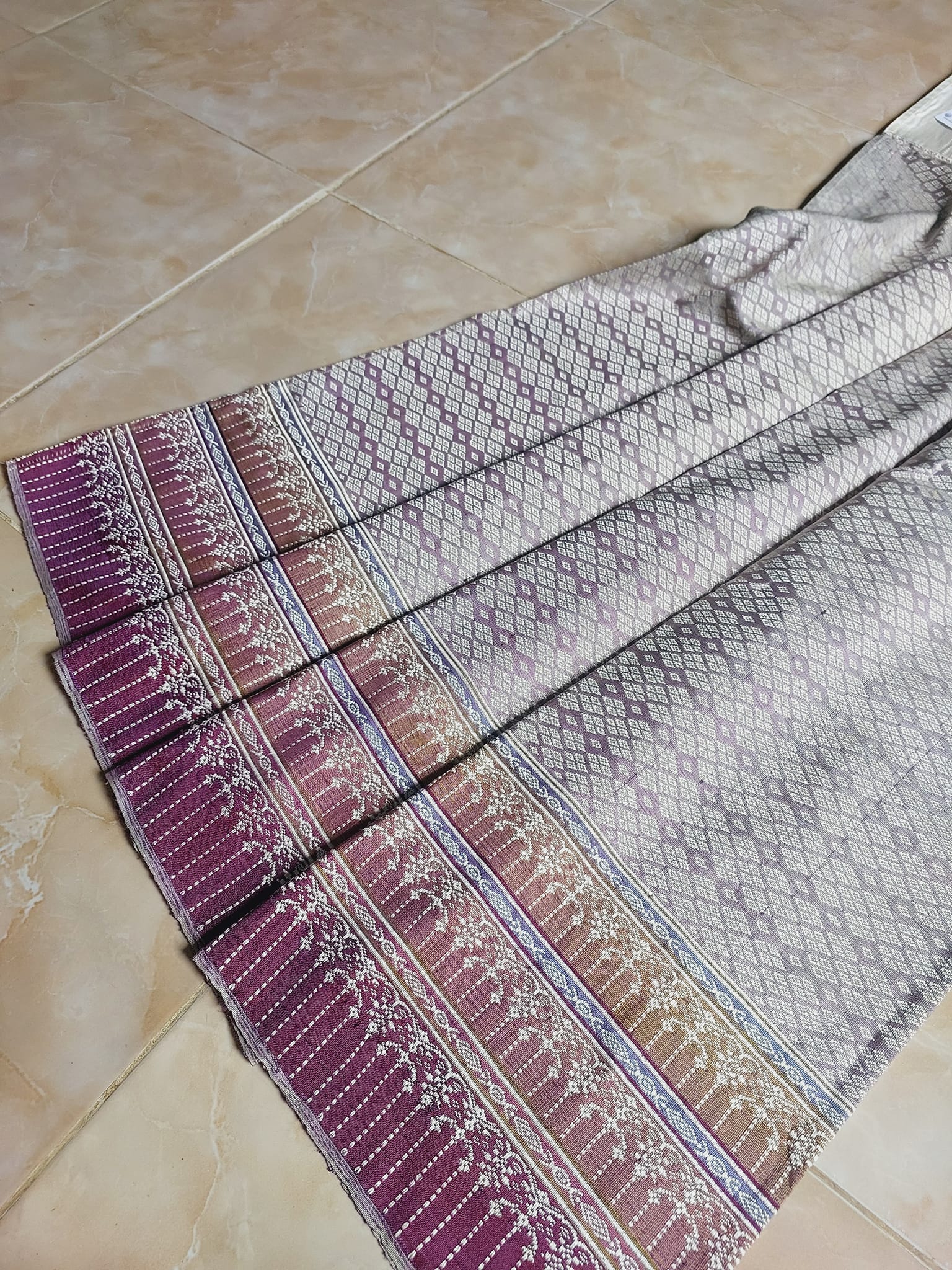 ซิ่นขิดไหม ต่อหัว ต่อเชิง ย้อมสีธรรมชาติ ติดตรานกยูง ขนาด1x2เมตร ลายดาวล้อมเดือน สีม่วง รหัส R4F-73-0519683