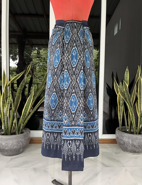 ซิ่น ผ้าไหมมัดหมี่ ทอยกดอกลูกแก้ว ขนาด 1x2เมตร ลายสิริวชิราภรณ์ พื้นสีน้ำเงินกรม รหัส L9A-30-1031681