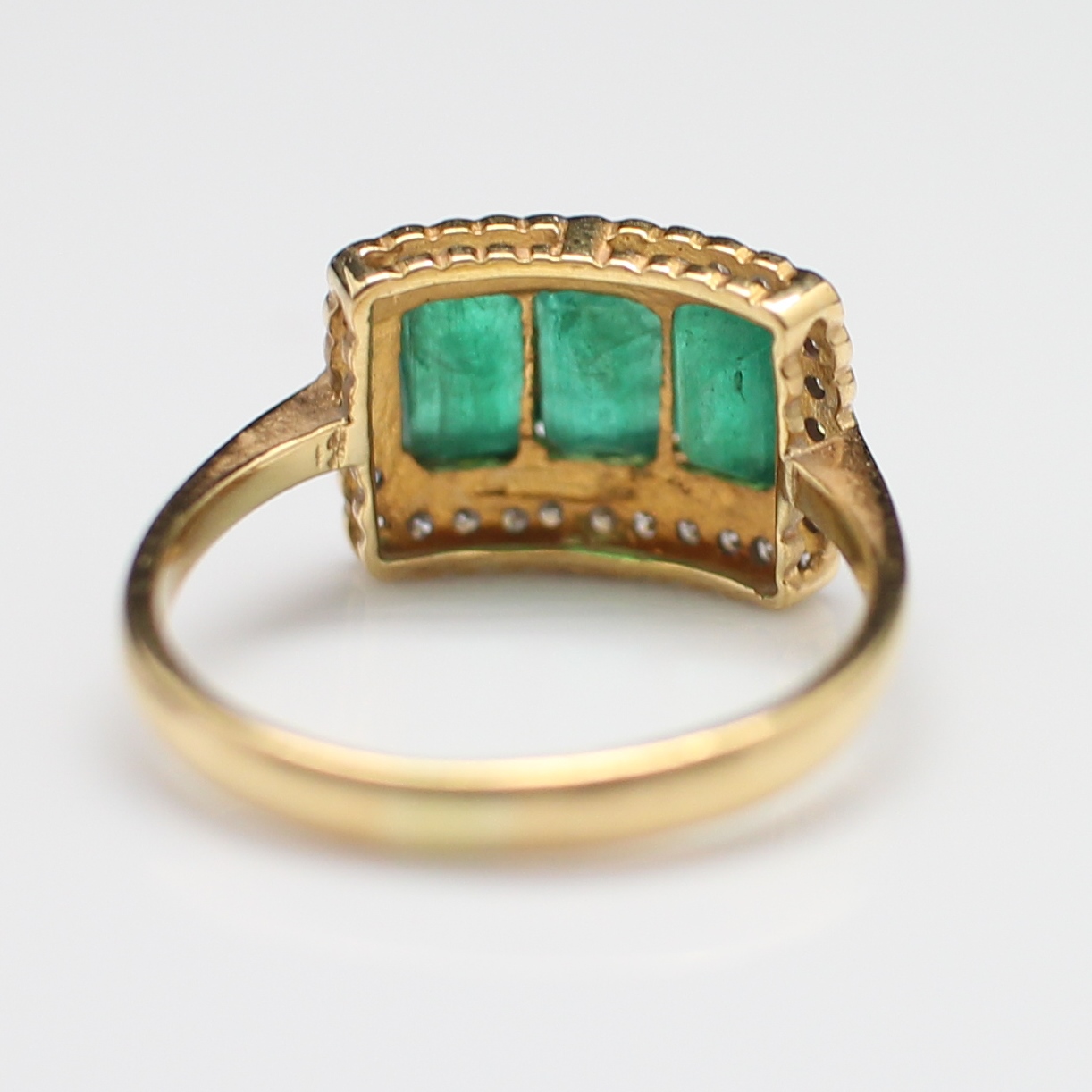 RG250099 แหวนมรกตเจียรไนล้อมเพชร เพชรแท้ 32 เม็ด 0.19 กะรัต ทองแท้ 18k นน.รวม 3.4 กรัม ขนาดแหวน 55