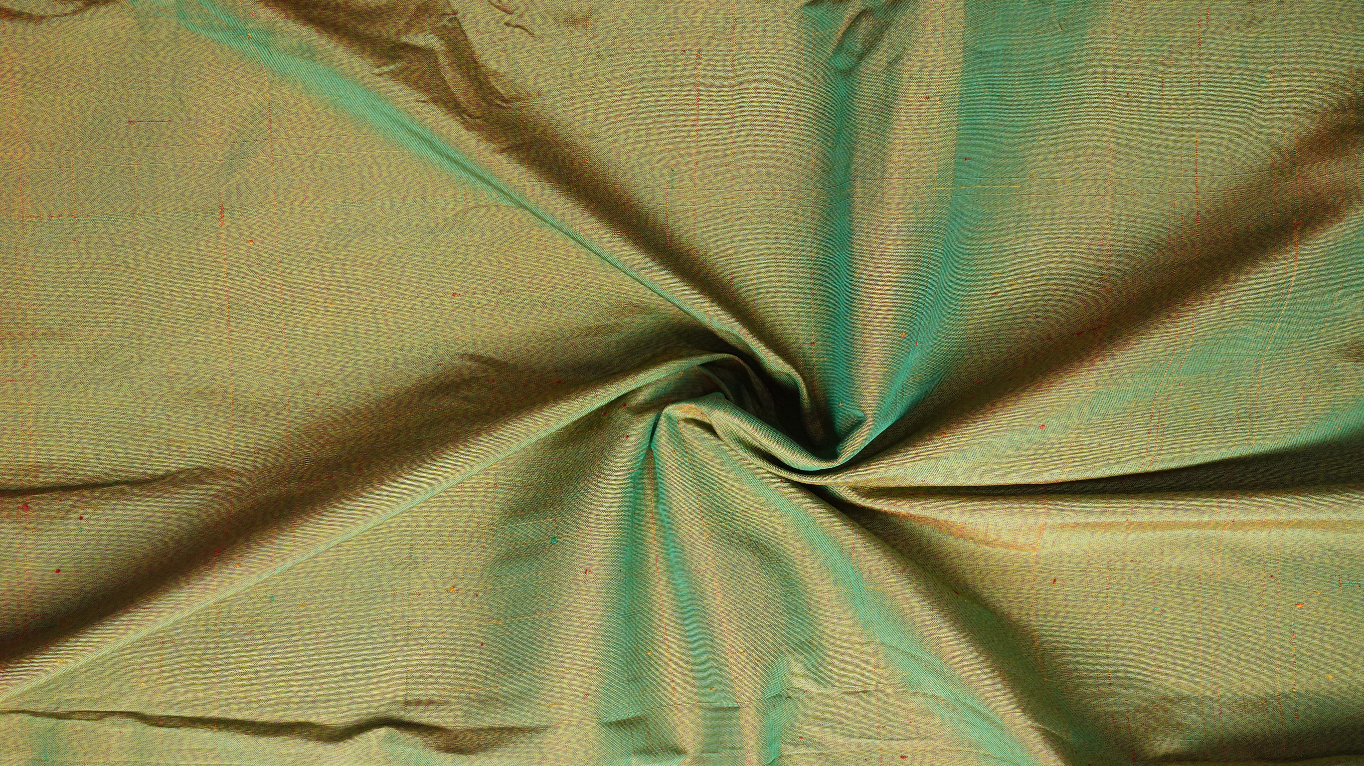 ผ้าไหมหางกระรอก ไหมบ้าน เนื้อหนา สีเขียว ตัดขายตามความยาวเมตร รหัส R1N-NY-0120681