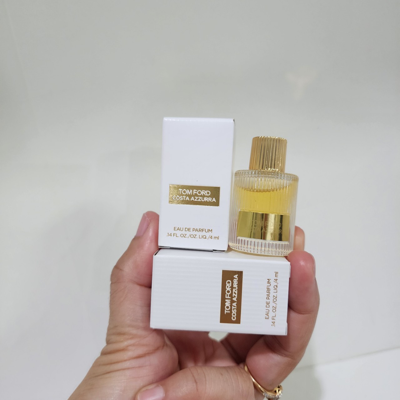 น้ำหอมจิ๋วมินิ Tom Ford Costa Azzurra Eau De Parfum 4mlแบบแต้มมีกล่อง ( Mini Perfume น้ำหอมขนาดพกพา) น้ำหอมจิ๋วมินิ ขวดน่ารัก ตั้งโชว์ก็สวย พกพาก็สะดวก หัวแต้มตามจุดชีพจร