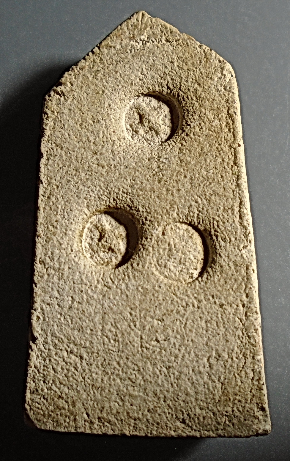 พระผงห้าเหลี่ยมฐานผ้าทิพย์ ล้อพิมพ์วัดสามปลื้ม เนื้อผง หลังโค๊ต