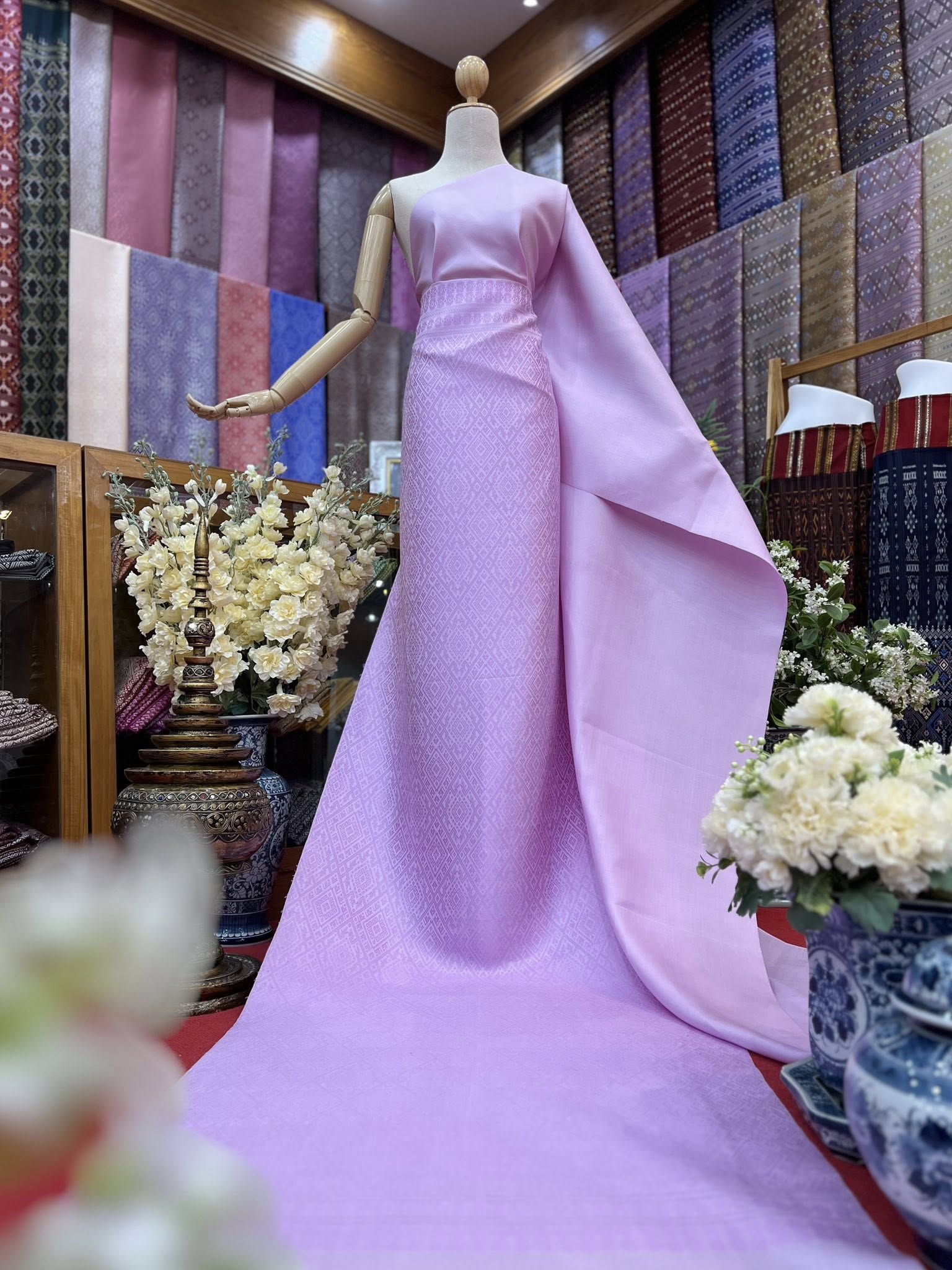 (ผ้าชุด)ไหมแพรวา ตัดชุดลายล่วง ขนาด 73x500ซม (ลาย 2.3เมตร+สีพื้น 2.7เมตร) พื้นสีม่วงกลีบบัว รหัส P10-BM-090568136