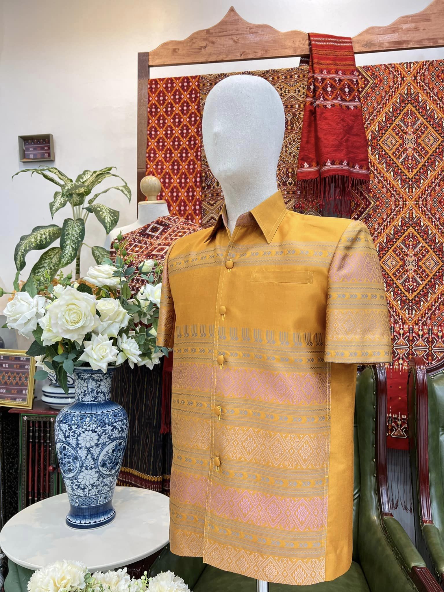 เสื้อสูทไหมแพรวา แขนสั้น พื้นสีเหลืองทอง ไซส์ M รหัส DR-BM-11296609145