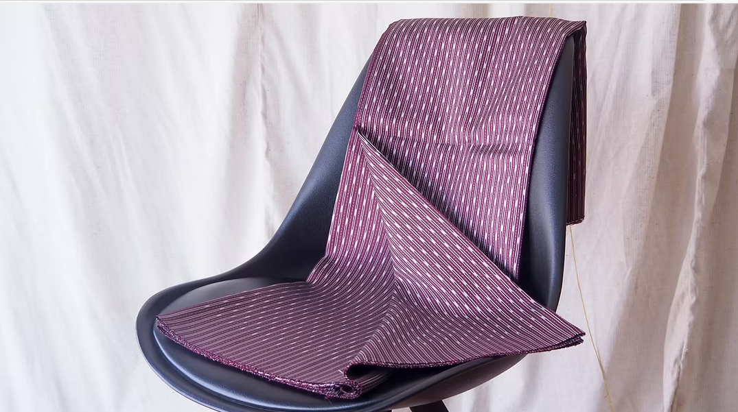 ซิ่น ผ้าไหมมัดหมี่ ไหมบ้าน ขนาด 1x2.25หลา พื้นสีแดงดำ รหัส CISP-CT-102532