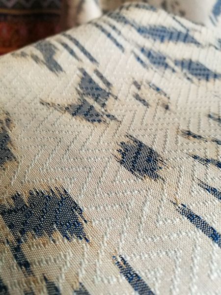 (ผ้าชุด)ผ้าไหมมัดหมี่ยกดอก 6ตะกอ (ผ้าลาย 2เมตร+สีพื้น 2เมตร) สีครีม รหัส L8A-NY0616662