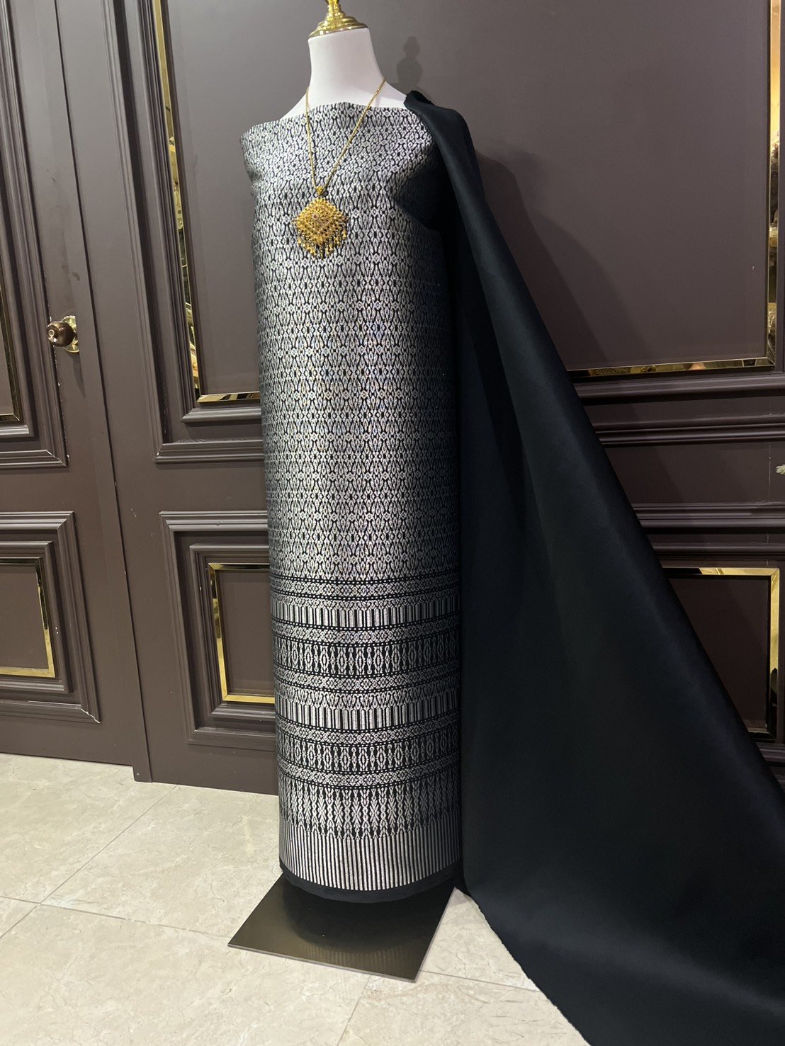 (ผ้าชุด)ผ้าไหมยกดอกลำพูน ขนาด 1.01x4.25เมตร ลายช่ออินทนิล พื้นสีดำ รหัส N90-29-R0031