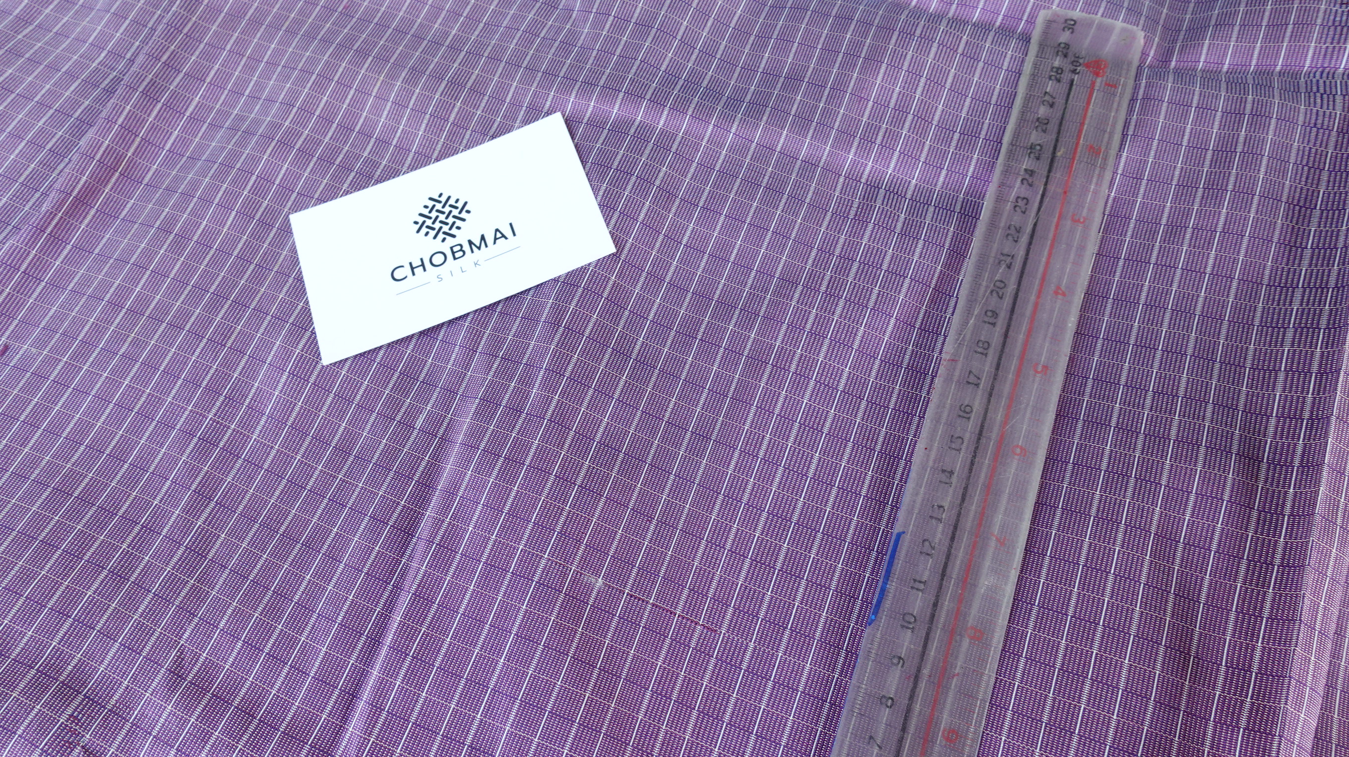 ผ้าไหมลายเกล็ดเต่า ไหมแท้ สีม่วง ตัดขายเป็นเมตร รหัส R1D-76-P3918