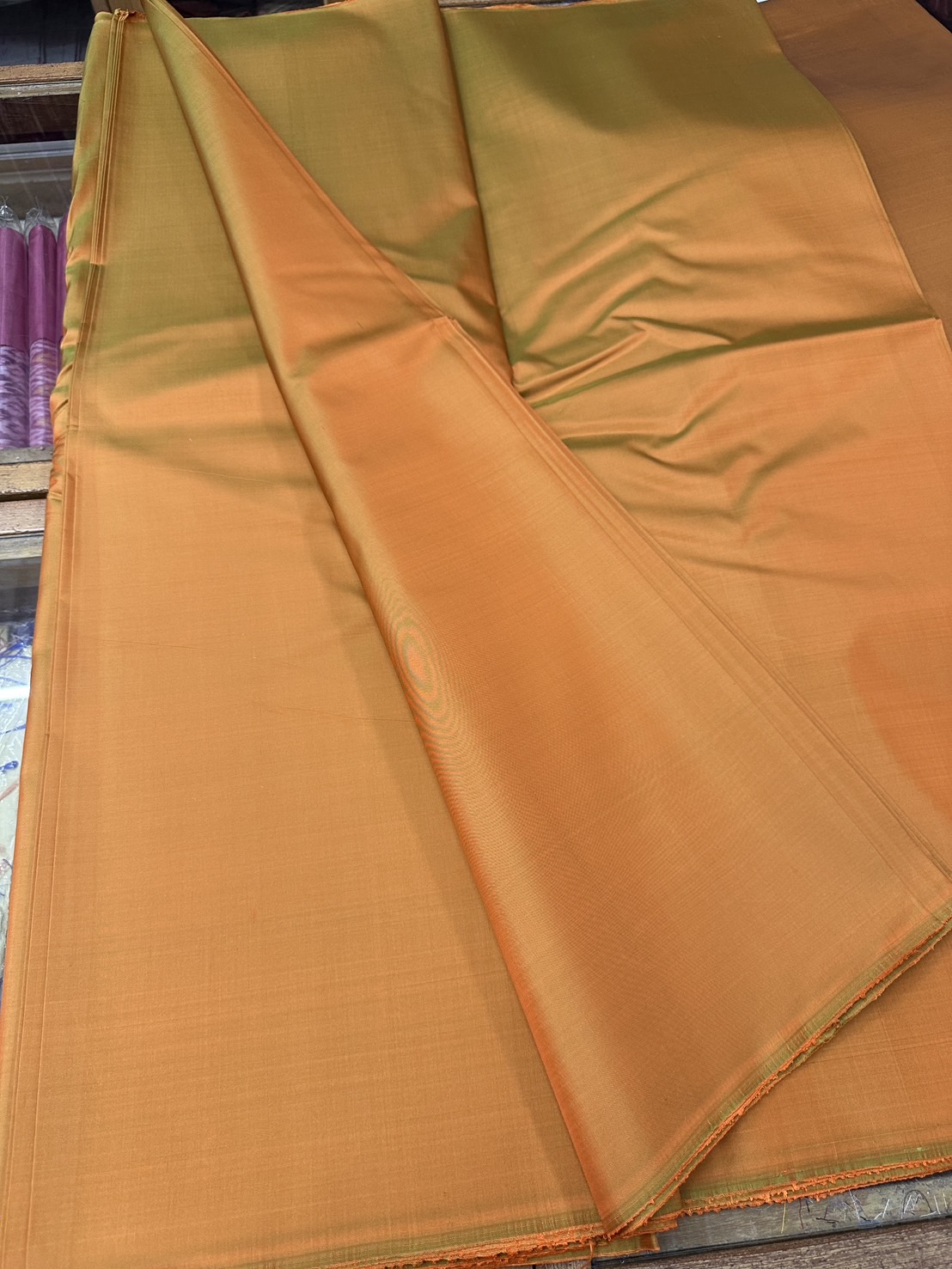 ผ้าไหมสีพื้น รุ่นเพชร เนื้อเรียบหนา ไหมแท้ สีน้ำตาลทองเหลือบส้ม ขายตามความยาวหลา รหัส C-0619672