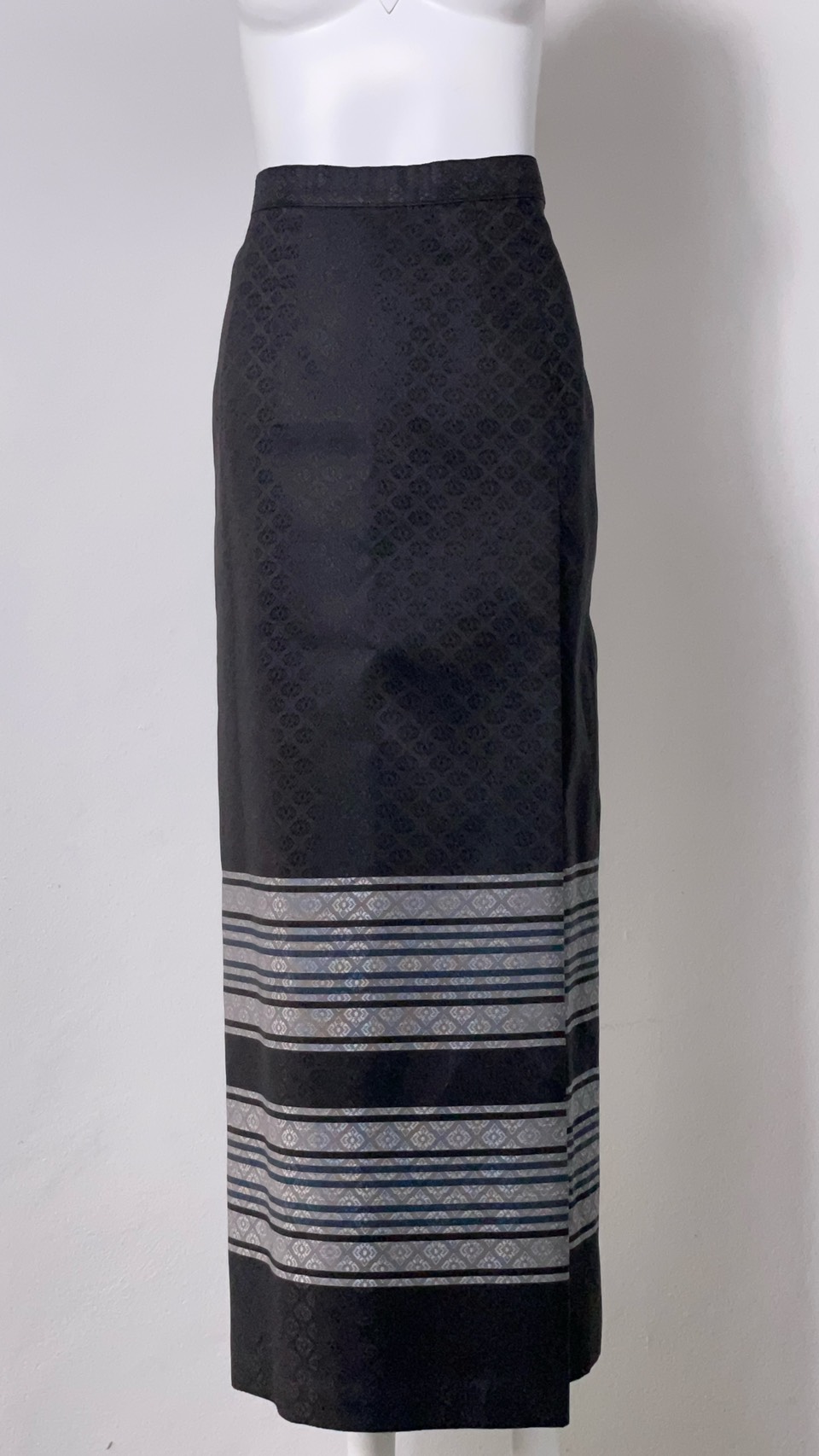 ผ้าถุงป้าย แบบตะขอ แก้ไซส์ได้ ยกดอกมีเชิง สีดำ เอว 32นิ้ว รหัส WM-ME-11136800