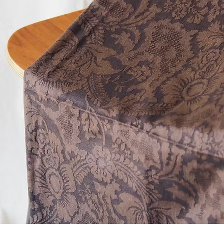 ผ้าไหมสปันซิลเกรด A+ ทอด้วยเครื่องอย่างประณีต Jacquard (แจ็คการ์ด) หน้ากว้าง 148 ซม. สีน้ำตาลเข้ม ตัดขายเป็นหลา รหัส CISP-CT-103141