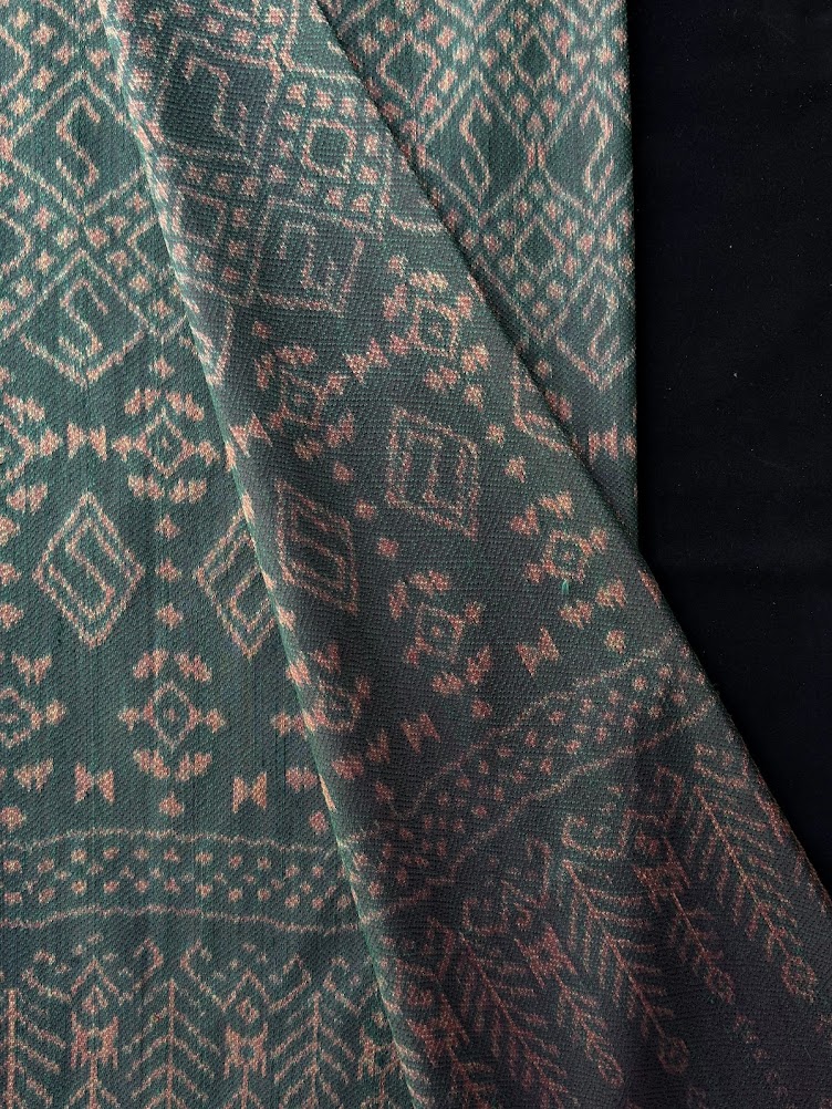 ซิ่น ผ้าไหมมัดหมี่ ทอยกดอก 6ตะกอ ขนาด 1x2 เมตร ลายนารีรัตนราชกัญญา สีเขียวเทา รหัส PCS-NY-11226815