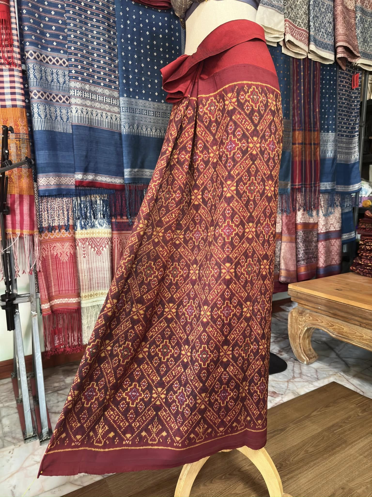 ซิ่น พระตะบอง ผ้าจามทอสามตะกอ ขนาด 118x160ซม พื้นสีแดง รหัส N9-SIL-AJ24