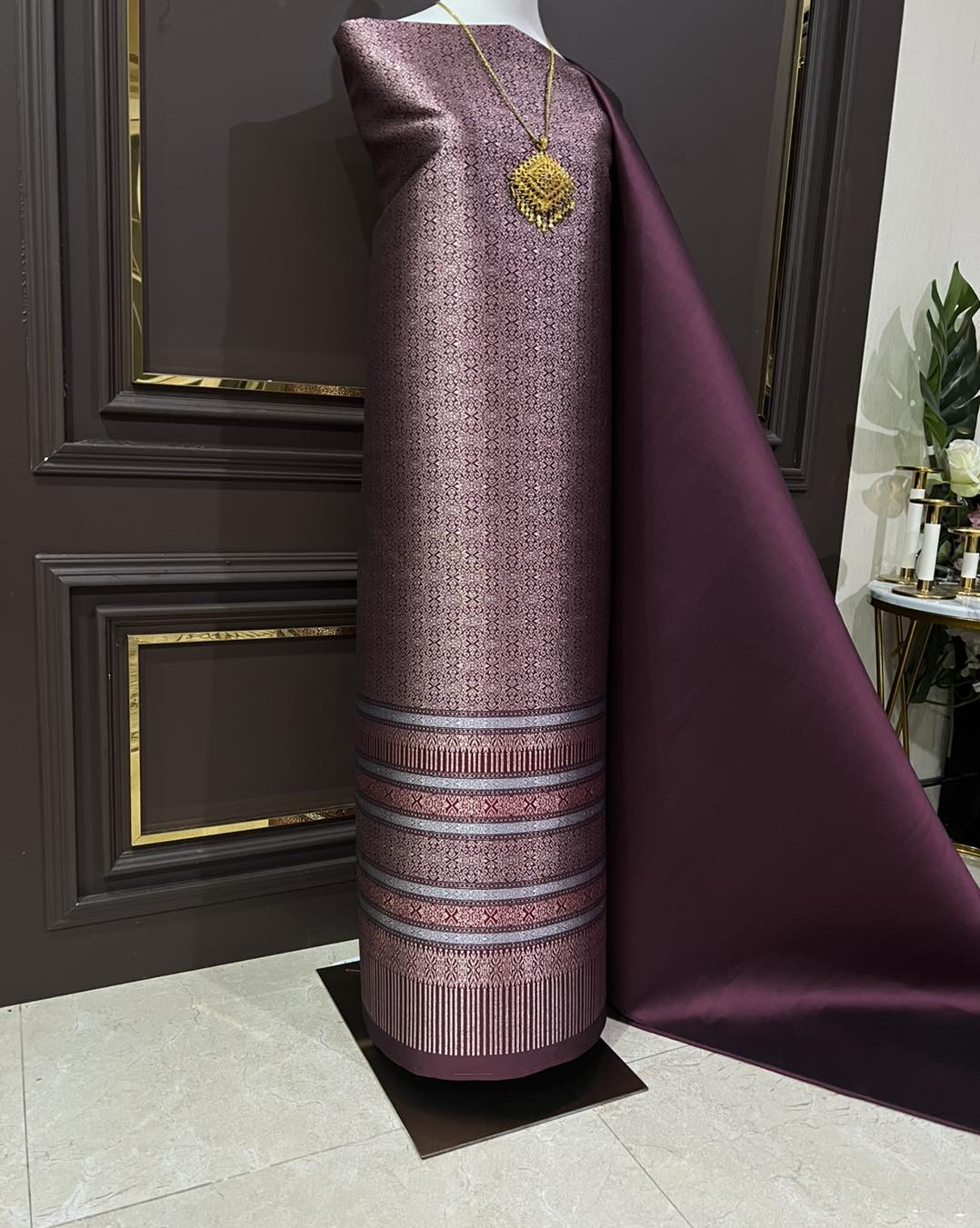 (ผ้าชุด)ผ้าไหมยกดอกลำพูน เกาะเชิงดิ้นโรสโกลด์ ขนาด 1.03x4.38 เมตร ลายแก้วนรวัลย์ พื้นสีแดงไวท์ รหัส N90-29-0922681