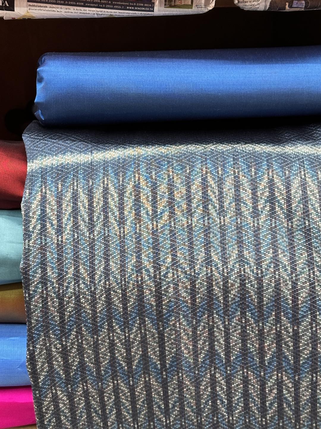 (ผ้าชุด)ผ้าไหมมัดหมี่ ยกดอกลูกแก้ว สีธรรมชาติ (ผ้าลาย 2เมตร+สีพื้น 2เมตร) เฉดสีฟ้าคราม รหัส L8A-ST-062967101518