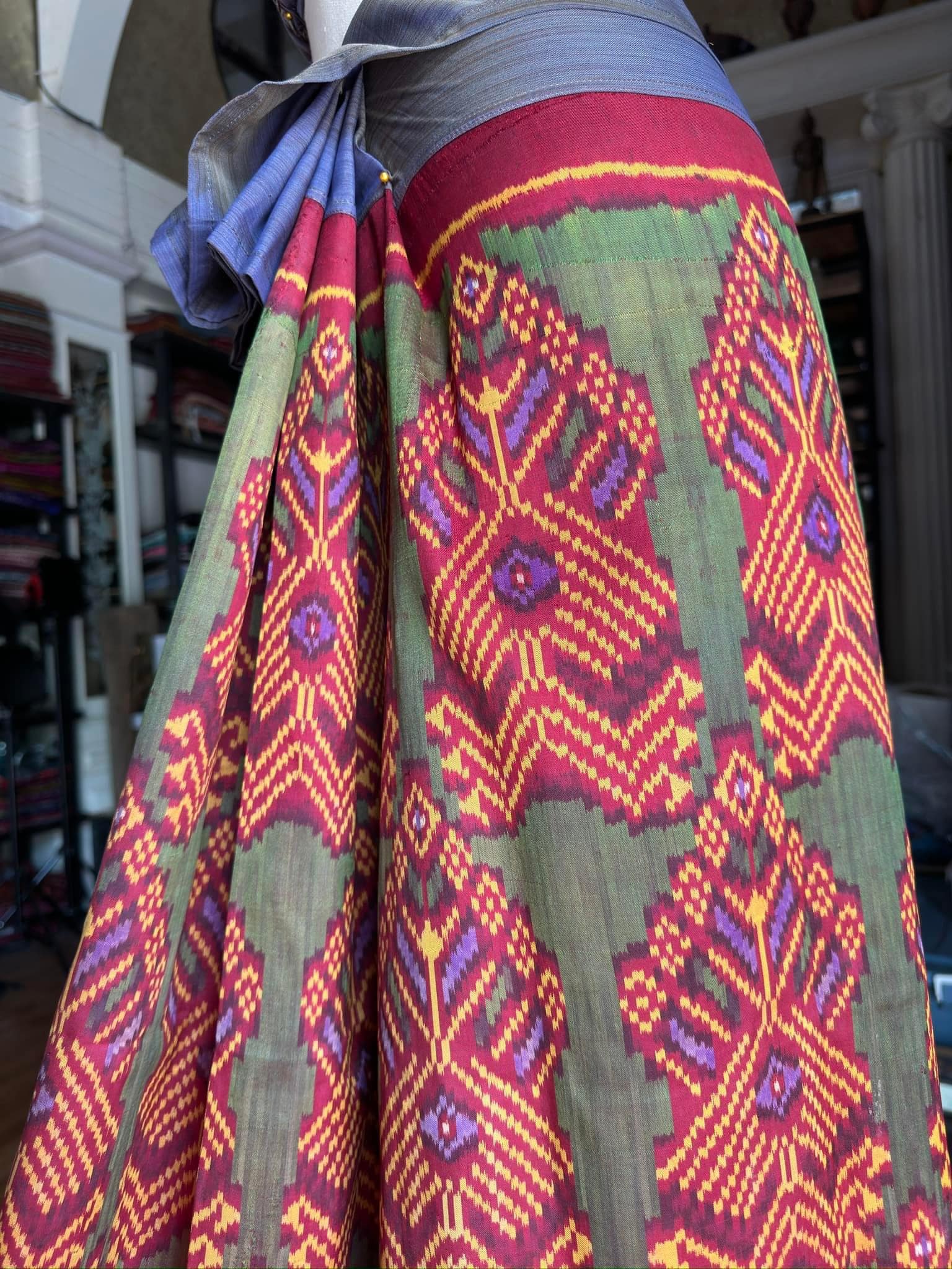 ซิ่น ไหมมัดหมี่รุ่นพิเศษ งานทอ 3ตะกอ ขนาด 115x160ซม สีแดง รหัส N9-SIL-JA2