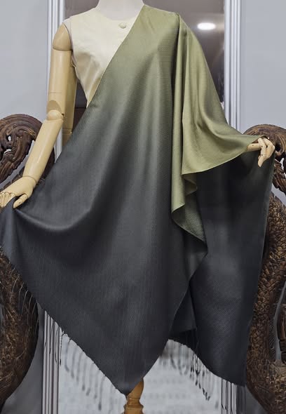 ผ้าคลุมไหล่ไหม ยกดอกลูกแก้ว ไล่เฉดสี ขนาด 65x200ซม. สีเทาดำ-สีเขียว รหัส ZYE-TT-1127681