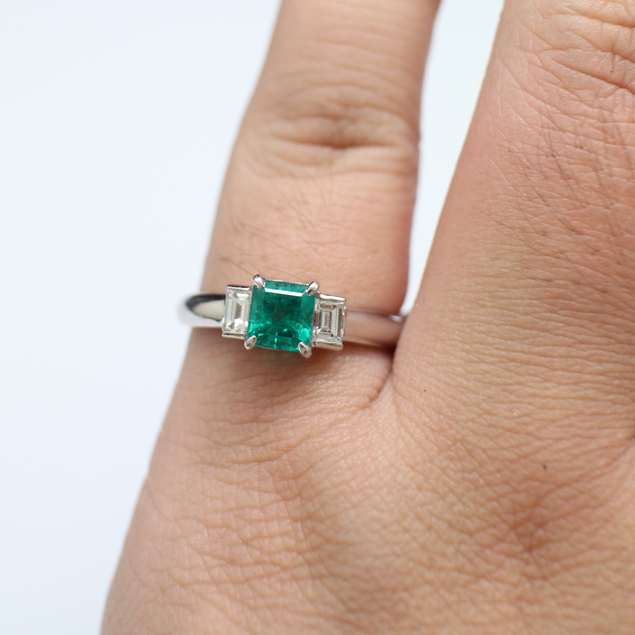 RG250346 แหวนมรกตบ่าข้างเพชร เพชรแท้ 2 เม็ด 0.30 กะรัต PT900 นน.รวม 4.6 กรัม ขนาดแหวน 52 มรกต 0.70 cts