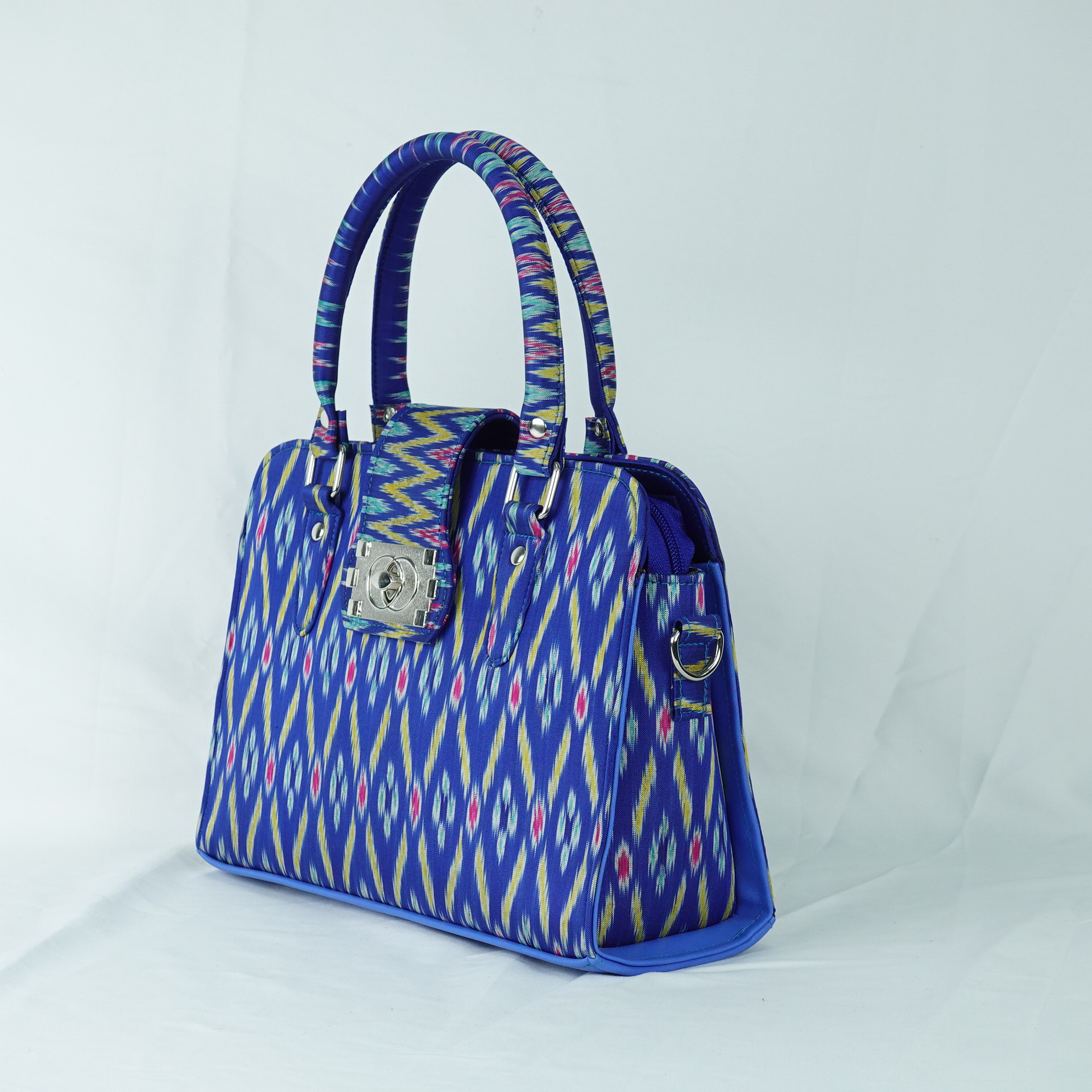 กระเป๋าถือผ้าไหม ทรงสี่เหลี่ยม ขนาด 10.5x28x20ซม. ความสูงหูจับ 34 ซม. ลายข้าวหลามดอกแก้ว สีน้ำเงิน รหัส GLA-TT-06036812