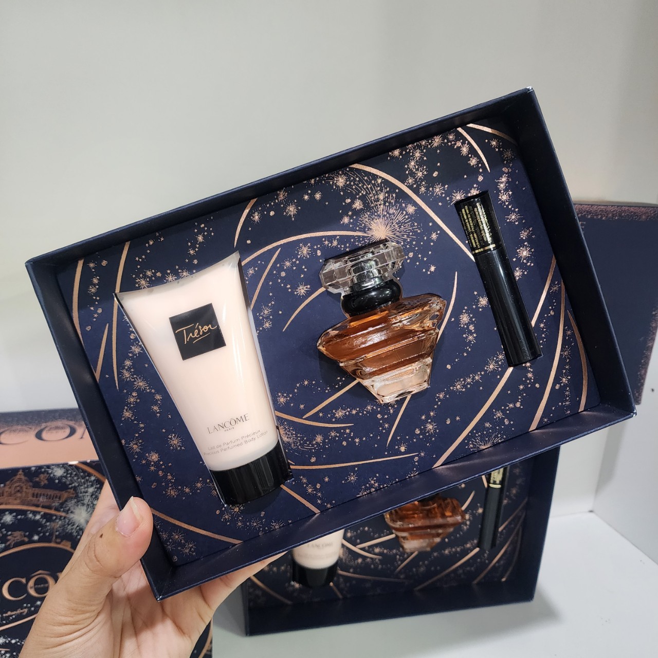 น้ำหอมแท้ Lancome Tresor EDP 30ml Holiday Set 2024 ชุดเซ็ตประกอบด้วย 1. น้ำหอม 30ml 2. Body Lotion 50ml 3. Mini Mascara 2ml "ชุดเซ็ตน้ำหอม