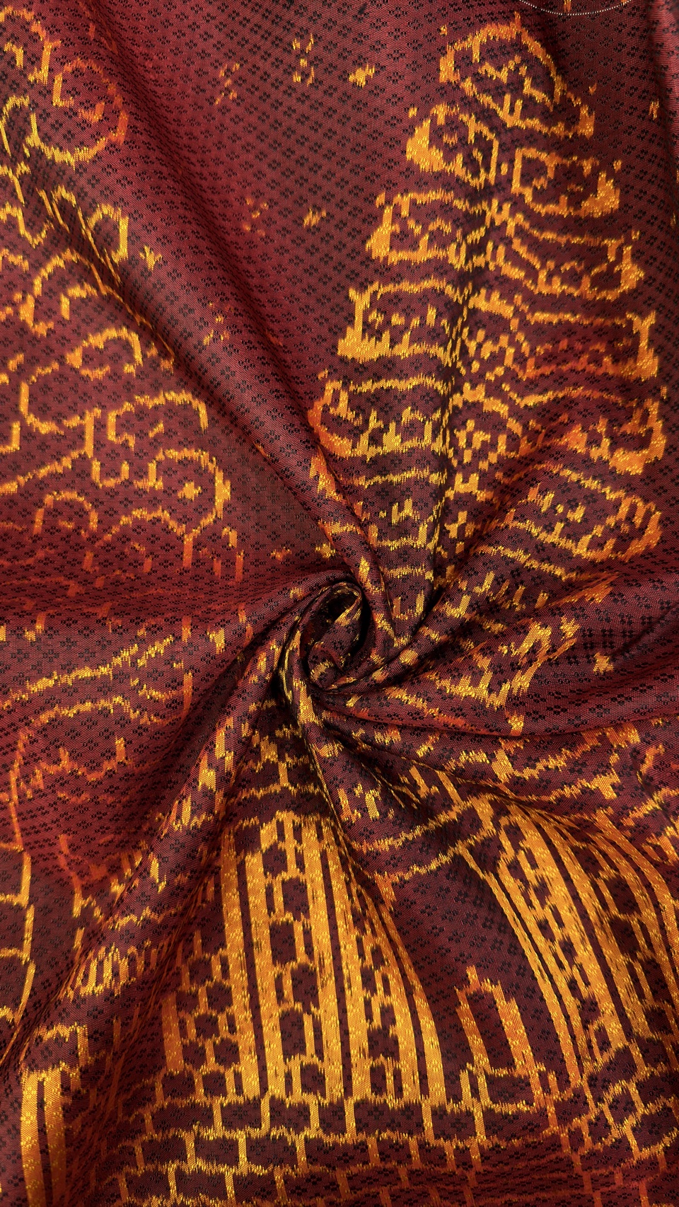 ซิ่น ผ้าไหมมัดหมี่ ไหมแท้ เนื้อยกดอก มีชายครุย ขนาด 1x2มตร ลายปราสาทตาควาย สีแดงเม็ดมะขาม รหัส M2A-AA-111768