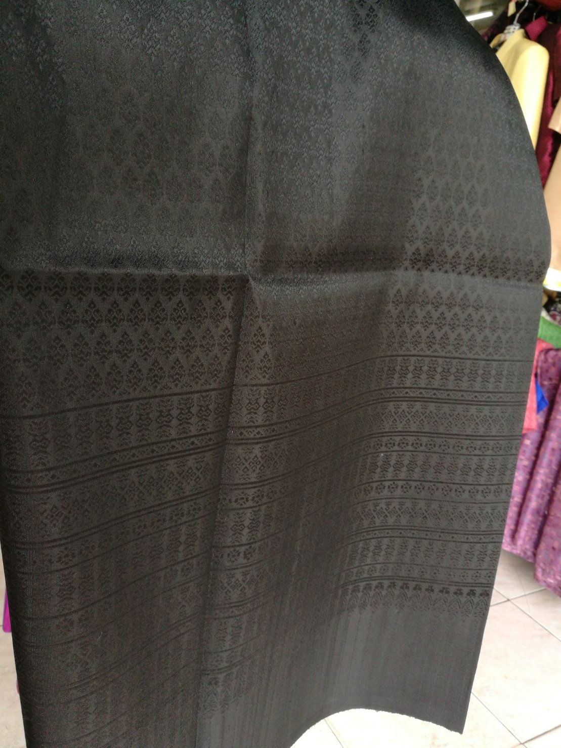 ซิ่น ผ้าไหมยกดอกสุรินทร์ ขนาด 1x2 เมตร พื้นสีดำ รหัส N11-NY0720661