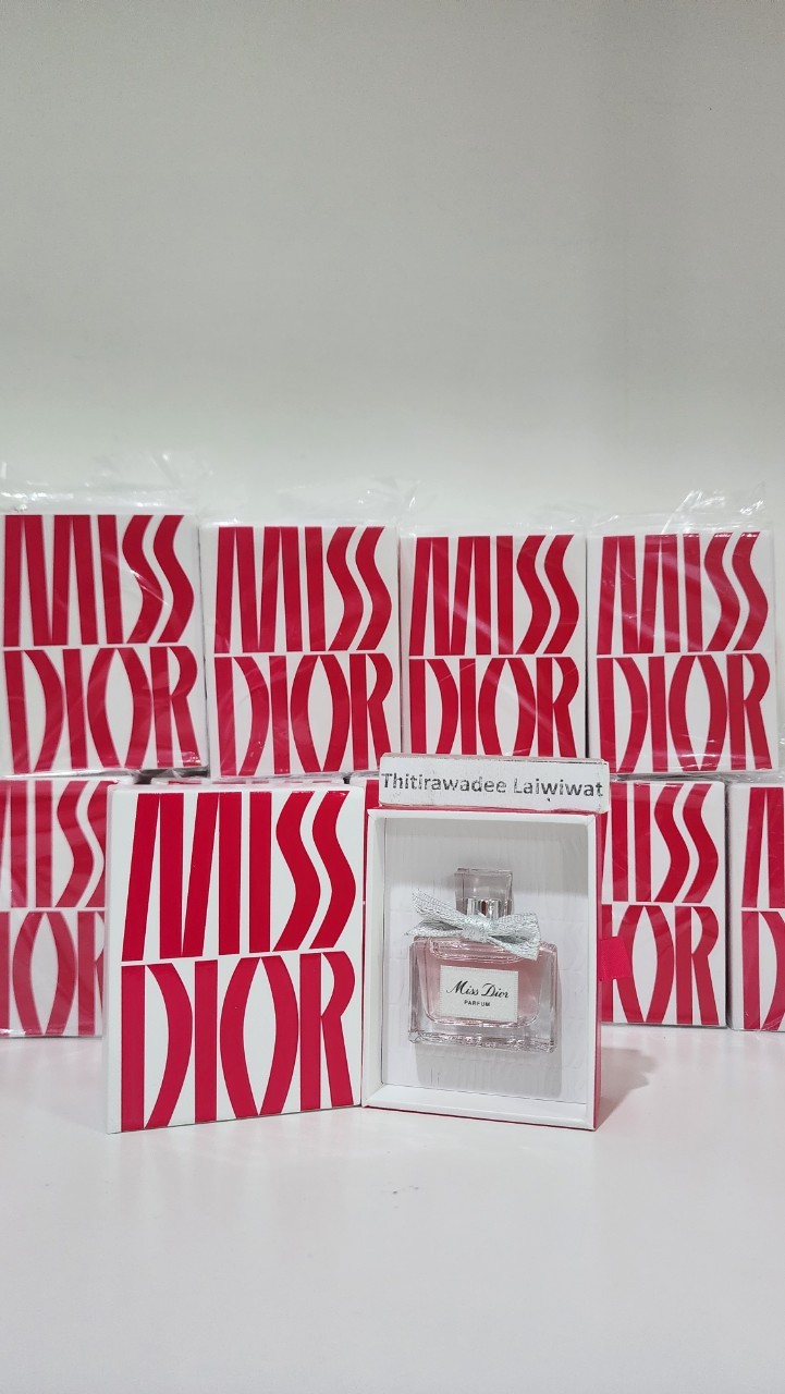 น้ำหอมจิ๋วมินิ Dior Miss Dior Parfum 5ml พร้อมกล่อง Limited สวยม๊ากๆๆ แบบแต้มมีกล่อง ( Mini Perfume น้ำหอมขนาดพกพา) น้ำหอมจิ๋วมินิ ขวดน่ารัก ตั้งโชว์ก็สวย พกพาก็สะดวก หัวแต้มตามจุดชีพจร