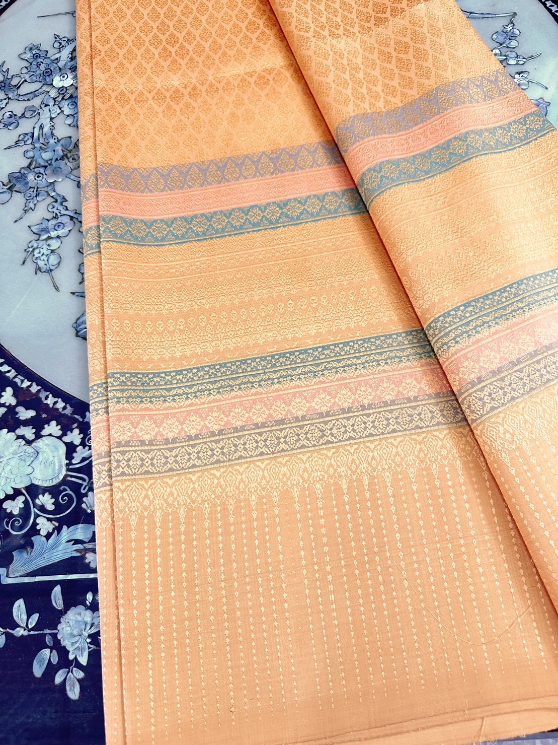 ซิ่น ผ้าไหมยกสุรินทร์ ไหมแท้ 32ตะกอ ขนาด 1x2เมตร พื้นสีส้มโอรส รหัส N11-ST0813661118