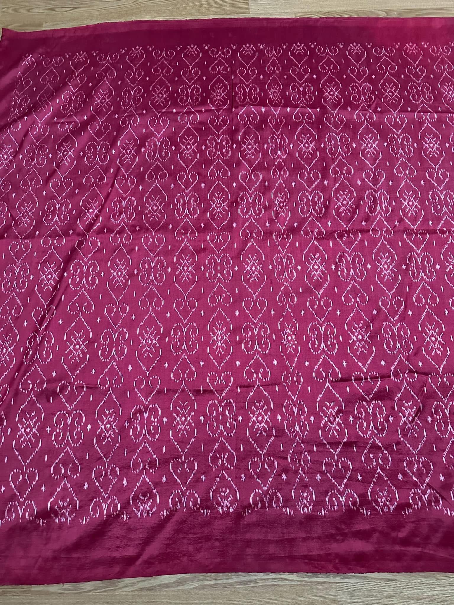 ซิ่น ไหมมัดหมี่ ผ้าปาโตล่า ขนาด 120x230ซม. ท้องผ้าสีแดง รหัส N9-SIL-051768A28